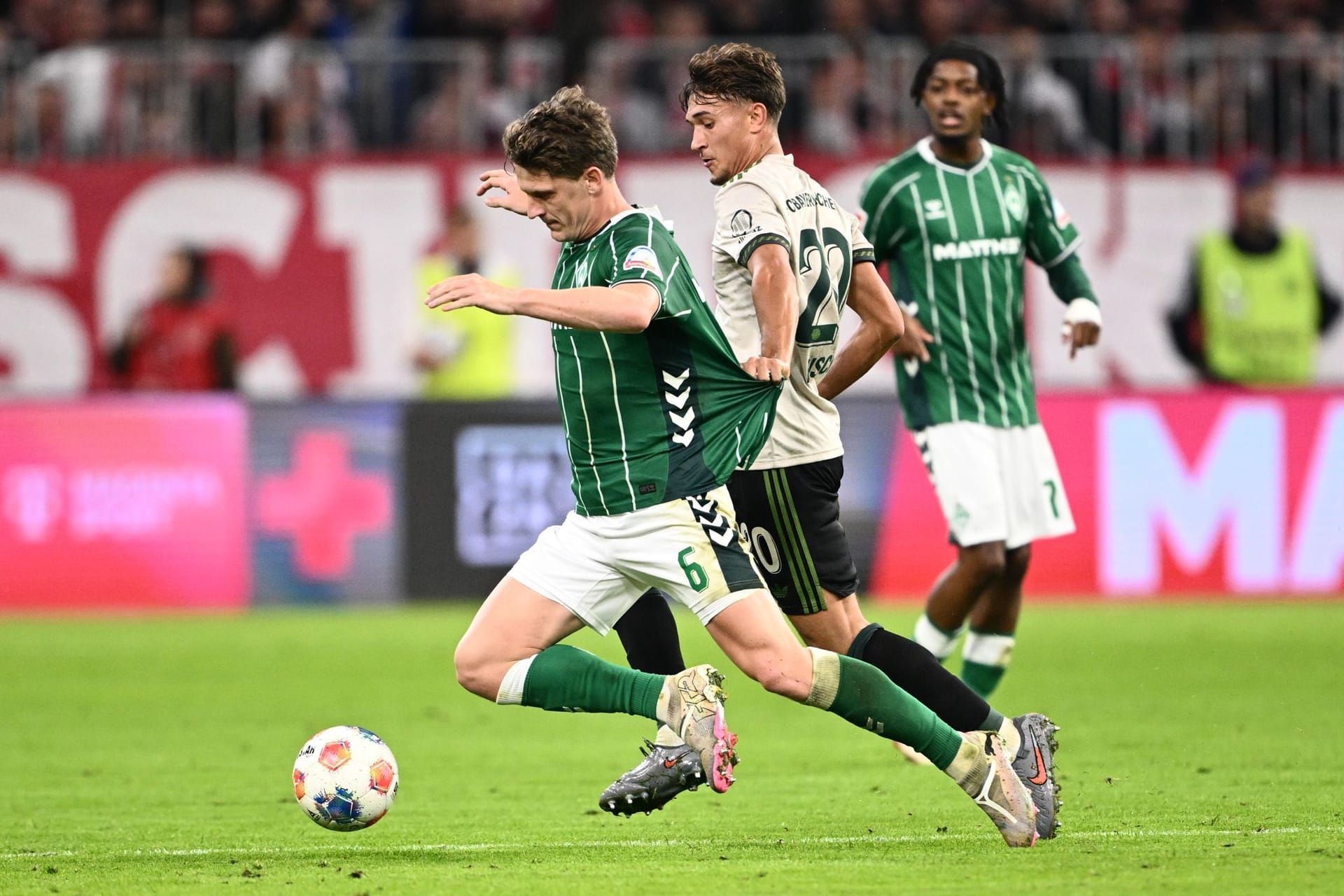 Tom Bischof: Der Neuzugang feierte sein Startelfdebüt für Bayern und ersetzte den angeschlagenen Kimmich. Macht das gut, war zweikampfstark und spielte viele kluge Bälle. Glänzte immer wieder mit wichtigen Balleroberungen (53., 60.). Lieferte den Assist zum 4:0. Nutzte seine Chance. Starke Leistung. Note 2