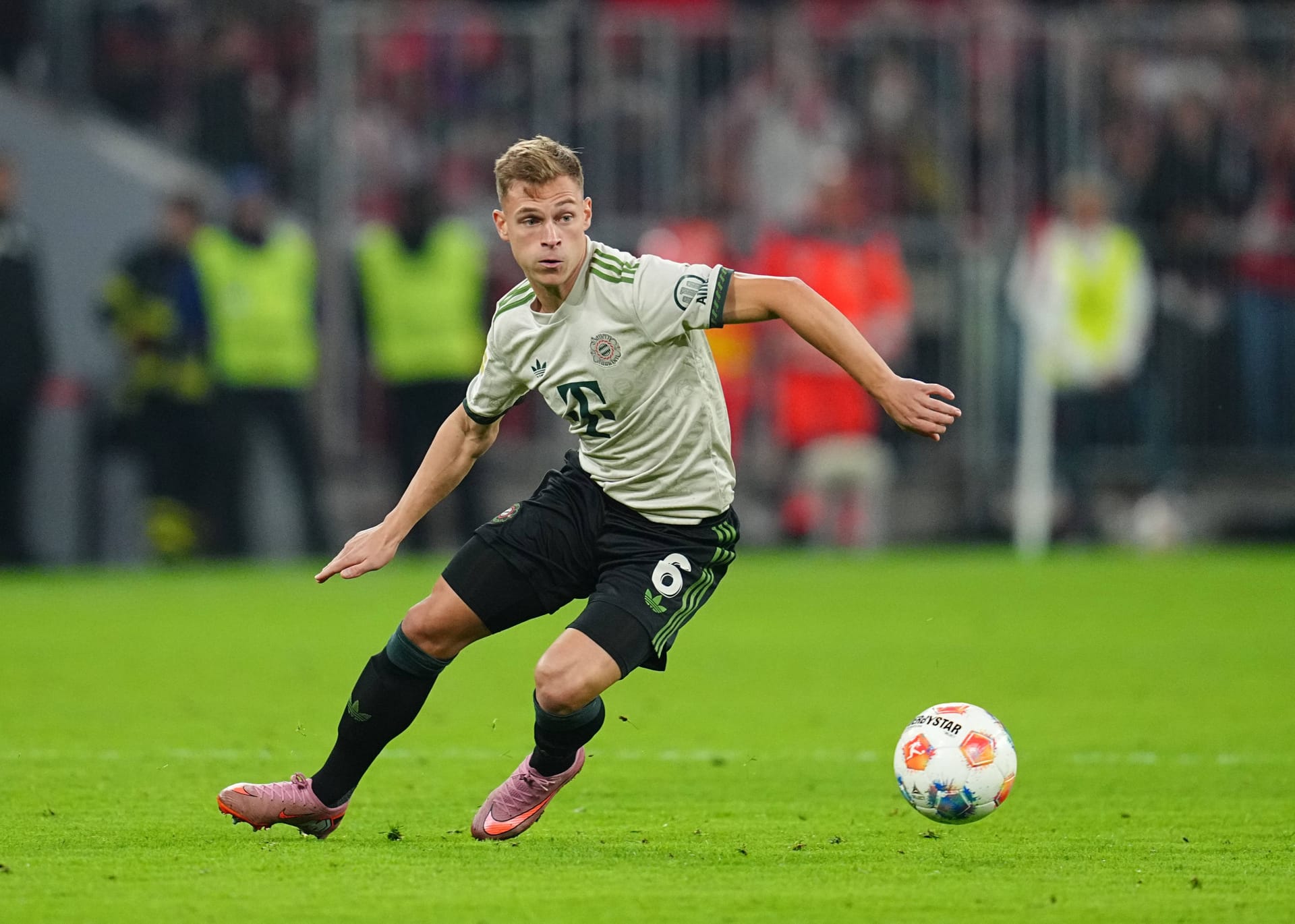 Joshua Kimmich (ab 61.): Nahm nach knapp einer Stunde seinen Platz im Mittelfeld ein. Stabilisierte das Spiel zunächst. Leistete sich aber noch einen schlimmen Fehlpass und hatte Glück, dass das daraus resultierende Gegentor wegen Abseits nicht zählte. Note 4