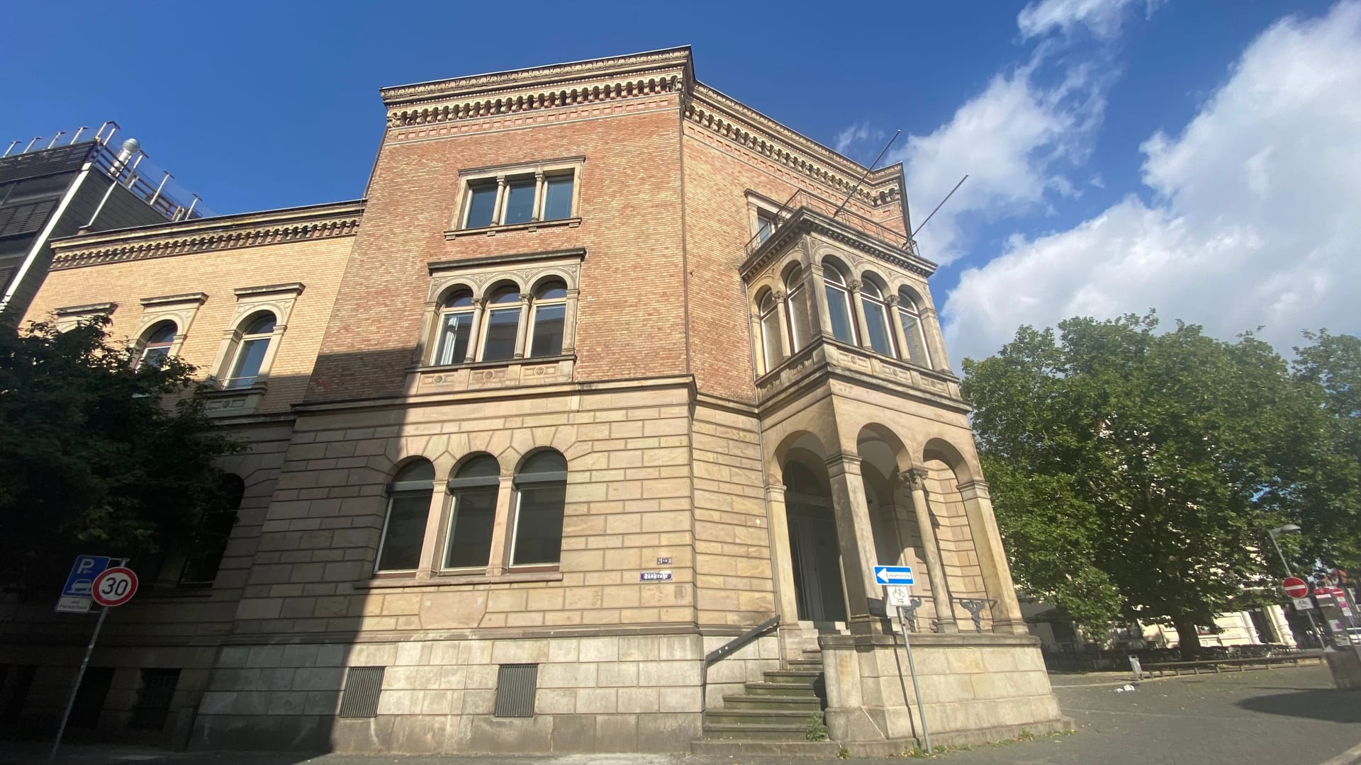 Tag des offenen Denkmals: Interessierte können das ehemalige Gerichtsgebäude am Bankplatz besuchen.