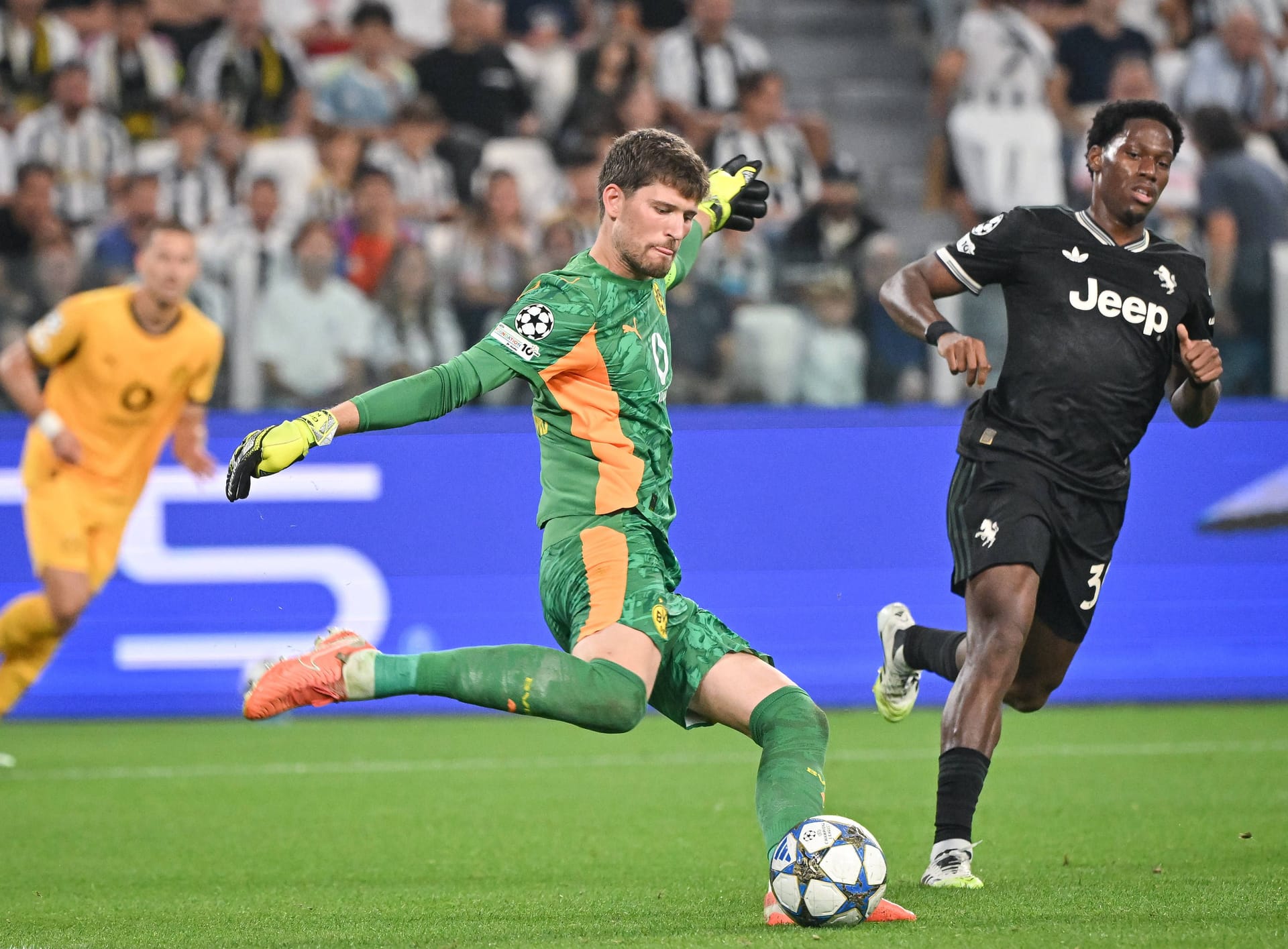 Gregor Kobel: Direkt zu Spielbeginn mit einer Glanzparade gegen Thuram (4.) gefordert, musste kurz darauf aus seinem Tor eilen, um vor Openda zu klären (10.). Dann auch gegen David aus nächster Nähe stark (34.). Kleiner Wackler kurz vor der Pause (40.). Beim Ausgleich ohne Chance (64.), auch beim zweiten Gegentor machtlos (67.). Lenkte den nächsten starken Yildiz-Schuss mit letzter Kraft an den Pfosten (81.). Konnte auch die Juve-Treffer drei und vier nicht verhindern. Note 2