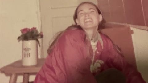 Den Steinkrug aus dem Münchner Hofbräuhaus nutzte Carol Todd die vergangenen 50 Jahre als Blumenvase. Den Steinkrug aus dem Münchner Hofbräuhaus nutzte Carol Todd die vergangenen 50 Jahre als Blumenvase.