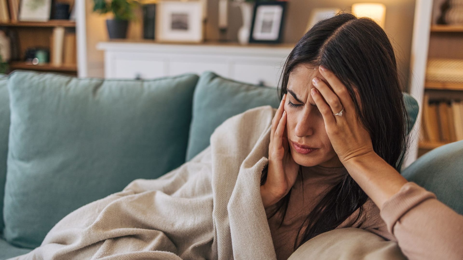 Frau hat Kopfschmerzen: In den meisten Fällen sind Kopfschmerzen harmlos.
