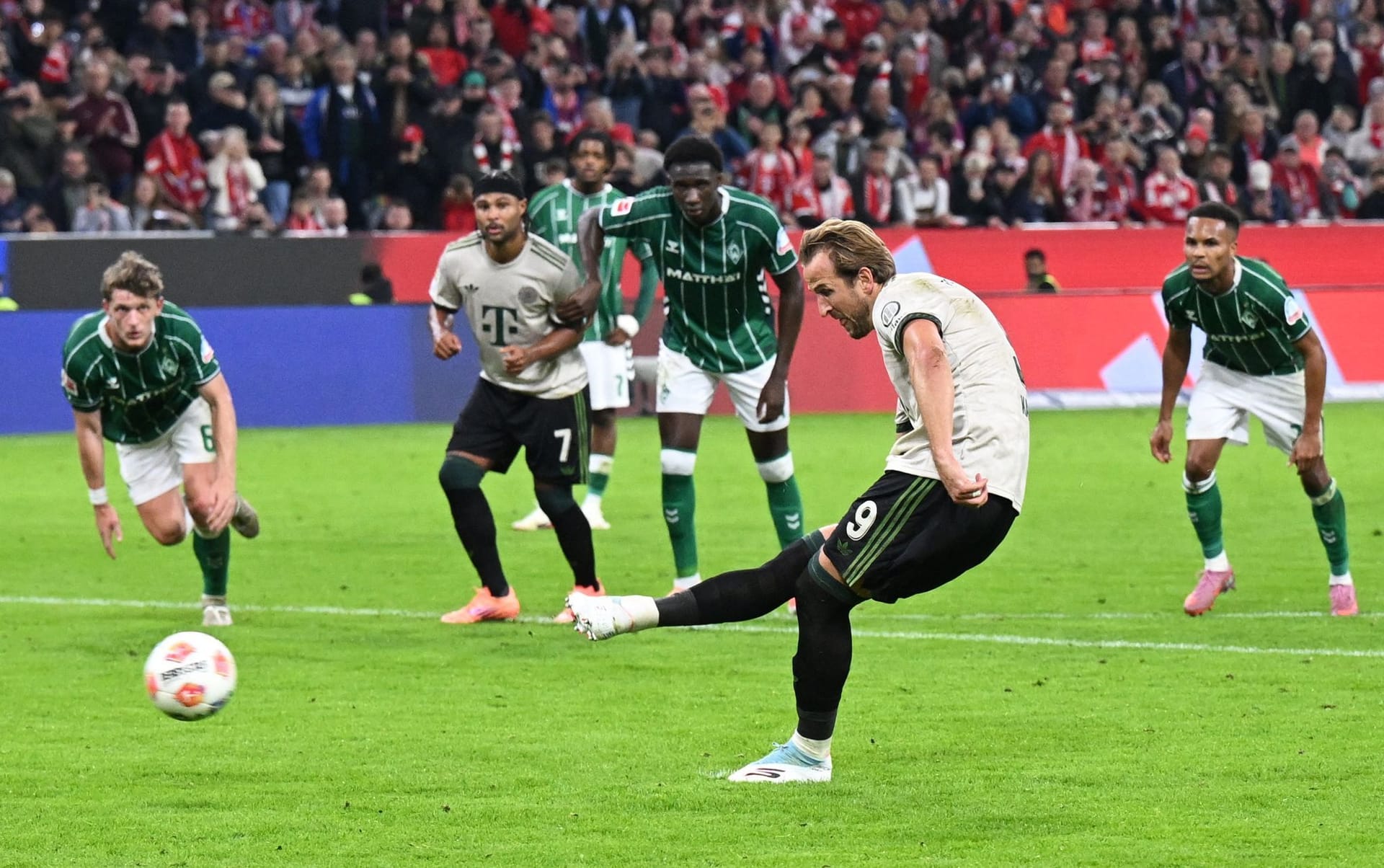 Harry Kane (bis 78.): Vergab seine ersten drei Torchancen noch (3., 5., 26.). Holte den Elfer selbst raus und verwandelte ihn mal wieder sicher zum wichtigen 2:0. Das 3:0 war dann eine leichte Übung. Knackte die 100-Tore-Marke im 104. Pflichtspiel und damit den Ronaldo/Haaland-Rekord (jeweils 105 Spiele). Note 1