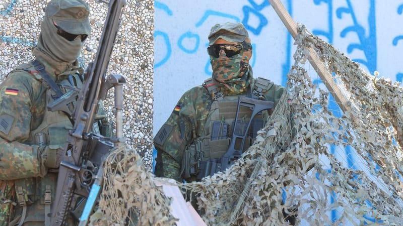 Bundeswehrsoldaten sind beim Aufbau eines Checkpoints im Hamburger Hafen im Einsatz: An der Übung "Red Storm Bravo" beteiligen sich in Hamburg bis zu 500 Soldaten. Bundeswehrsoldaten sind beim Aufbau eines Checkpoints im Hamburger Hafen im Einsatz: An der Übung "Red Storm Bravo" beteiligen sich in Hamburg bis zu 500 Soldaten.