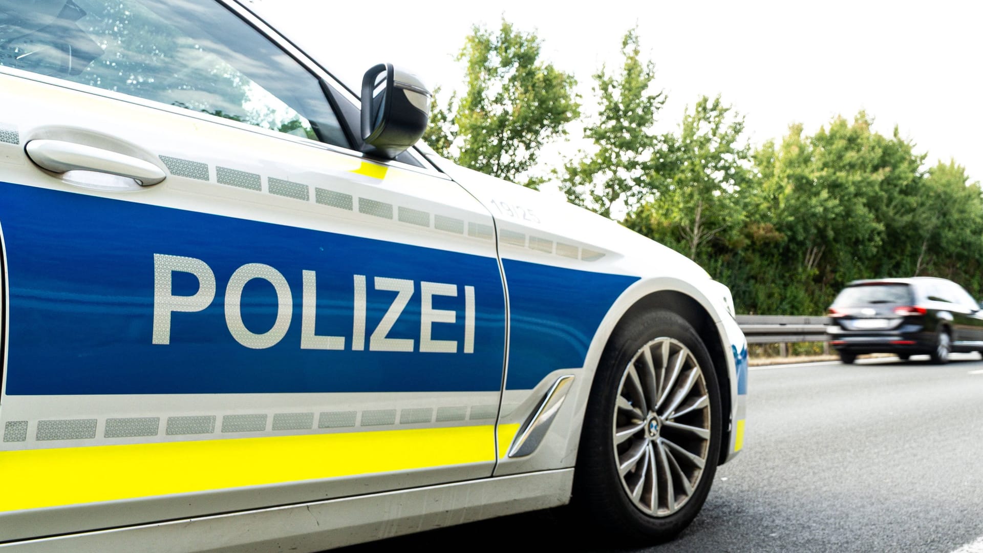Polizeifahrzeug auf der Autobahn (Symbolfoto): Aufmerksame Zeugen riefen die Polizei, nachdem ein VW Caddy Schlangenlinien fuhr. Polizeifahrzeug auf der Autobahn (Symbolfoto): Aufmerksame Zeugen riefen die Polizei, nachdem ein VW Caddy Schlangenlinien fuhr.