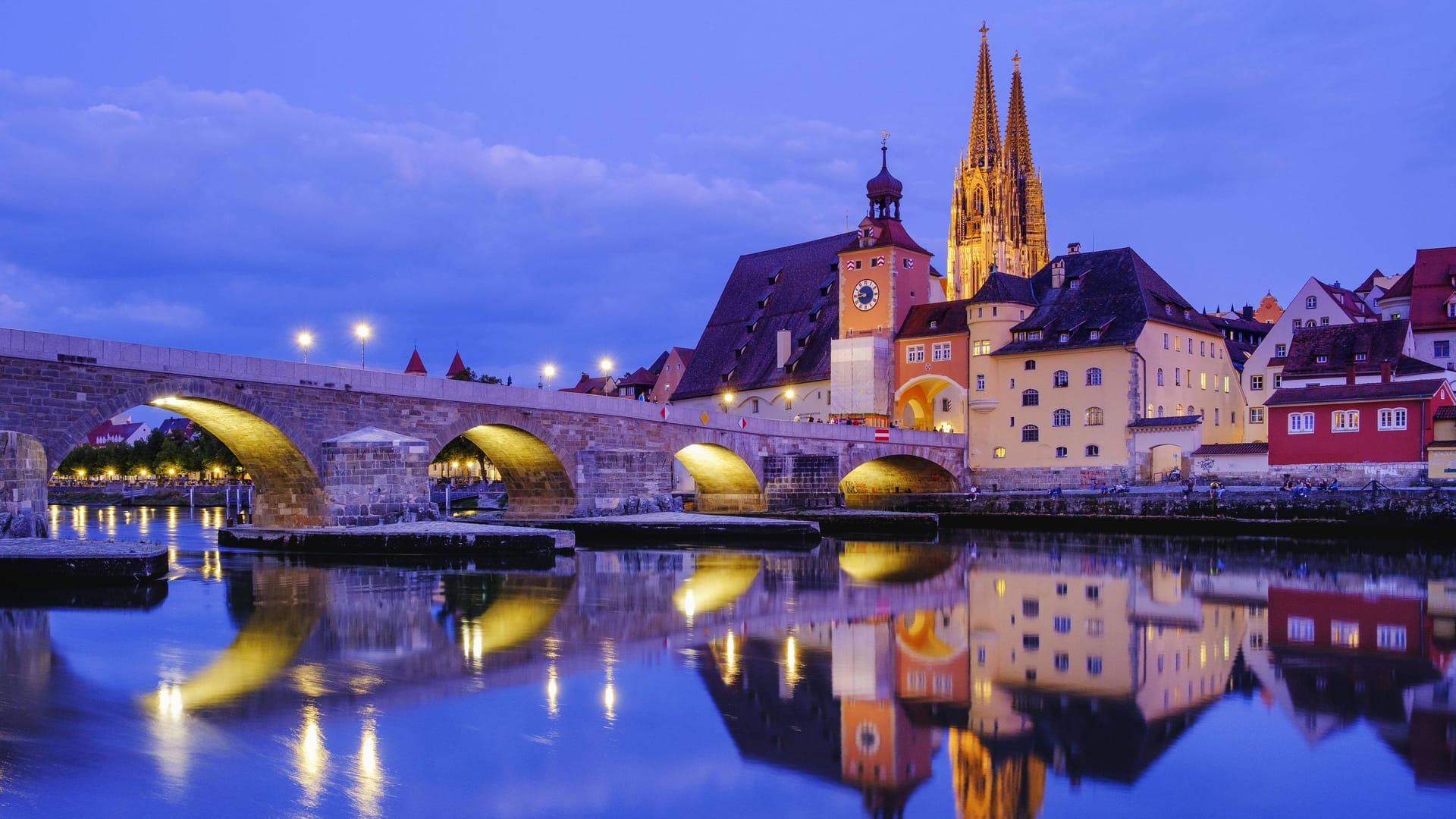 Im Abendlicht: Die Steinerne Brücke führt über die Donau in die Regensburger Altstadt mit Dom.