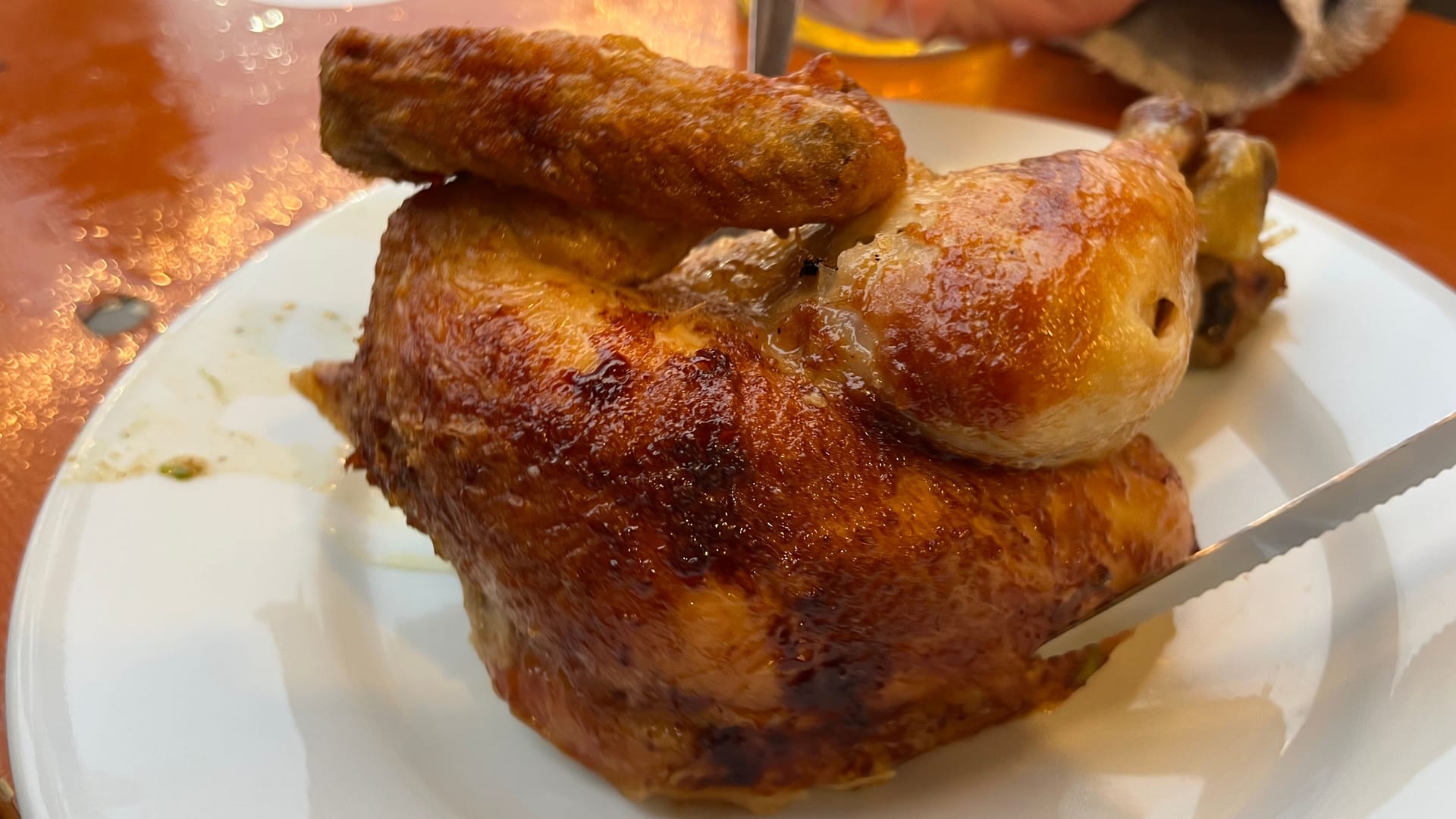 Das Hendl im Biergarten des Paulaner-Zelts: Von der Portion wird man satt, für Beilagen zahlt man allerdings extra. Das Hendl im Biergarten des Paulaner-Zelts: Von der Portion wird man satt, für Beilagen zahlt man allerdings extra.