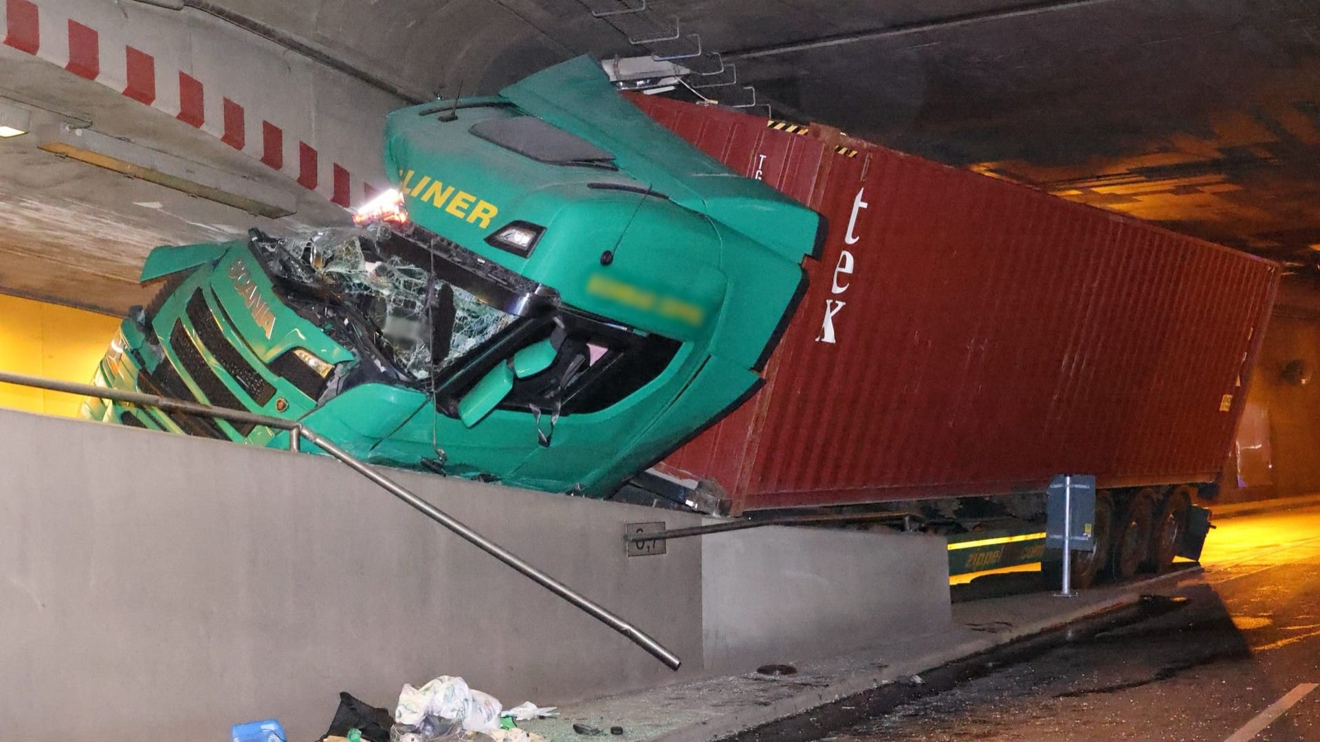 Der verunfallte Lkw im Tunnel: Der Fahrer war ersten Angaben zufolge alkoholisiert.