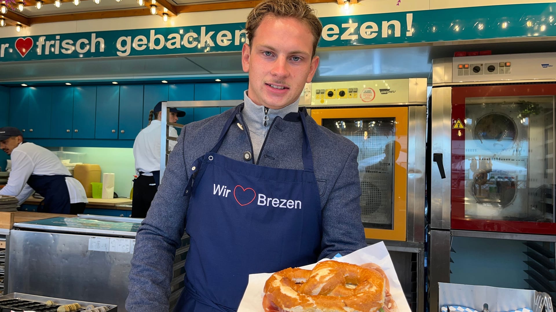 Karl Hartnagel mit der fertigen Breze: Sie ist auch mit frischem Trüffel belegt. Karl Hartnagel mit der fertigen Breze: Sie ist auch mit frischem Trüffel belegt.