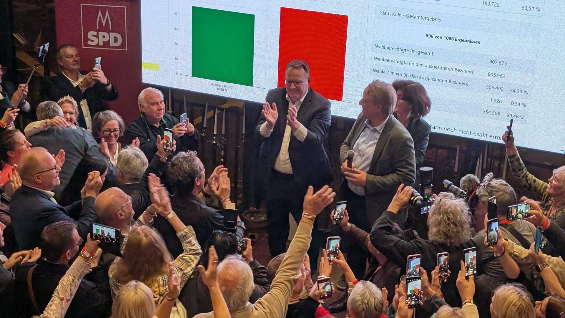 Wahlparty der SPD: Torsten Burmester lässt sich als neuer Kölner Oberbürgermeister feiern.