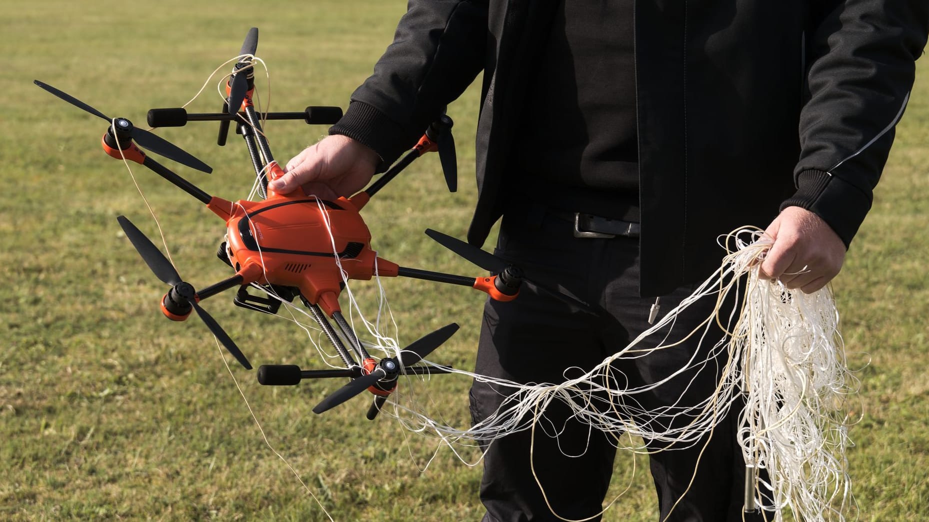 Eine per Netz abgefangene Drohne: In Deutschland gibt es derzeit eine große Debatte um die Abwehr der unbemannten Flugkörper. Eine per Netz abgefangene Drohne: In Deutschland gibt es derzeit eine große Debatte um die Abwehr der unbemannten Flugkörper.