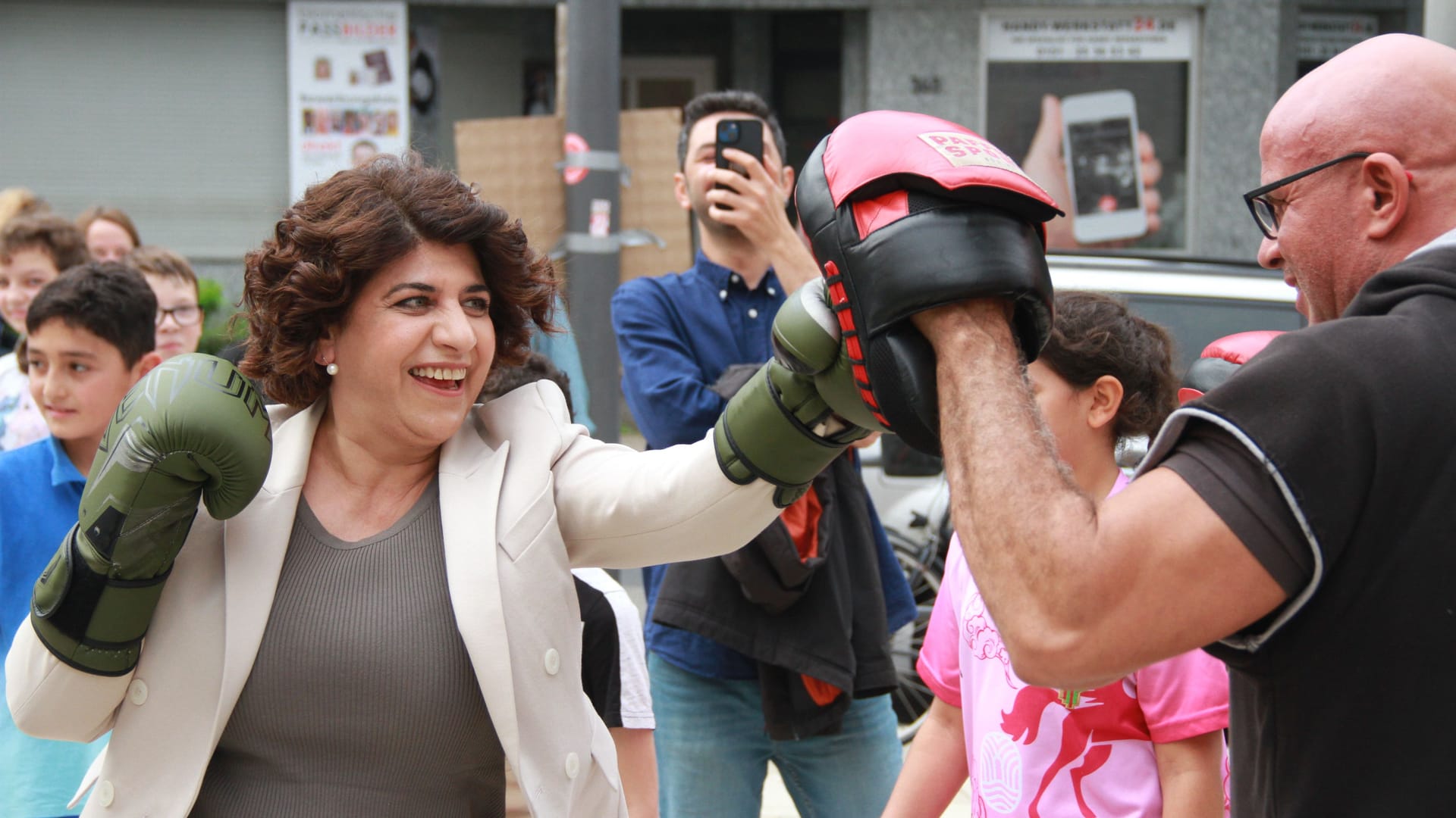 Schlagfertig im Wahlkampf: Berîvan Aymaz geht in Porz auf viele Menschen zu. Sie will persönlich überzeugen. Schlagfertig im Wahlkampf: Berîvan Aymaz geht in Porz auf viele Menschen zu. Sie will persönlich überzeugen.