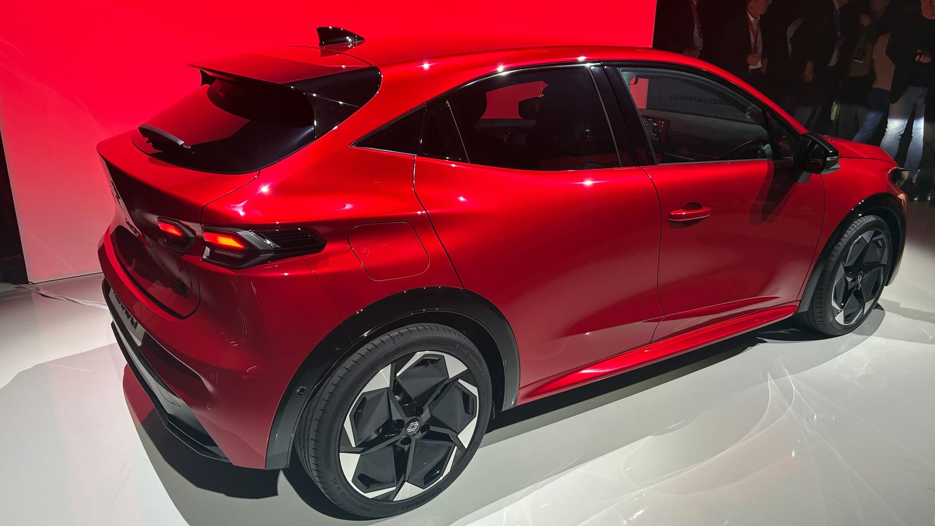 Markant: Das Heck fällt durch seine geteilten Rückleuchten auf. Markant: Das Heck fällt durch seine geteilten Rückleuchten auf.