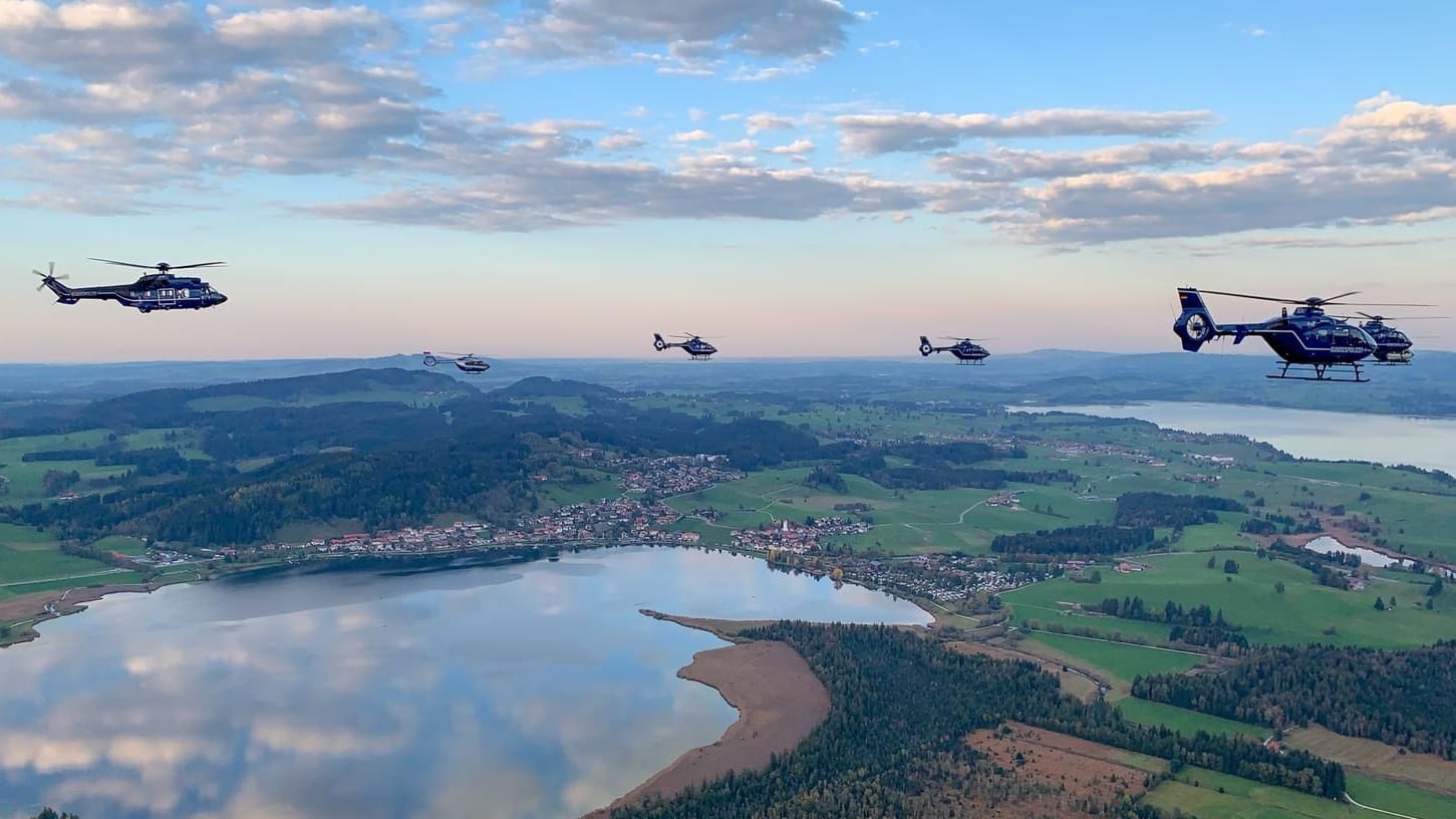 Formationsflug der Bundespolizei: Im Rahmen ihrer Ausbildung überfliegen die Hubschrauber in dieser Woche auch Hamburg. Formationsflug der Bundespolizei: Im Rahmen ihrer Ausbildung überfliegen die Hubschrauber in dieser Woche auch Hamburg.