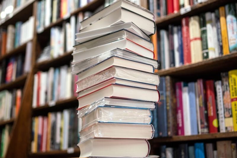 Ein Stapel neuer Bücher liegt auf einem Verkaufstisch (Symbolbild): Am heutigen Dienstag wird die Shortlist für den Deutschen Buchpreis bekannt gegeben.