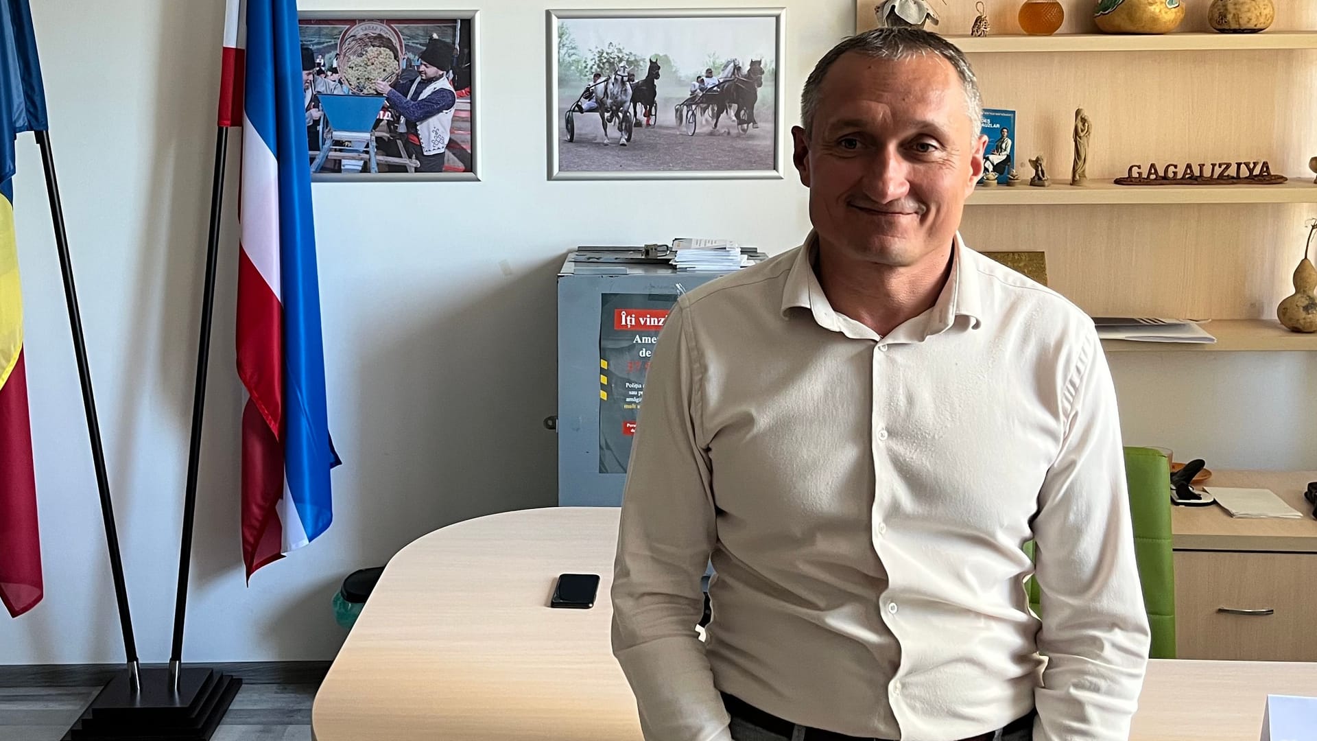 Alexandru Tarnavschi sitzt in seinem Büro in Comrat: Der unabhängige Abgeordnete kritisiert die Regionalregierung scharf. Alexandru Tarnavschi sitzt in seinem Büro in Comrat: Der unabhängige Abgeordnete kritisiert die Regionalregierung scharf.