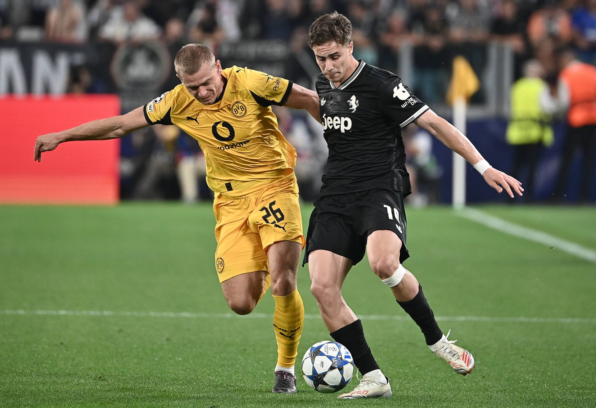 Julian Ryerson: Der gewohnt aggressive Arbeiter in der Dortmunder Abwehr. Klärte gleich zweimal (58.), erst per Kopf, dann per Grätsche. Vor dem 1:1-Ausgleich aber zu passiv gegen Yildiz (64.), kam auch vor dem 3:4 zu spät gegen Vlahović, ließ vor dem 4:4 Kelly laufen. Note 5