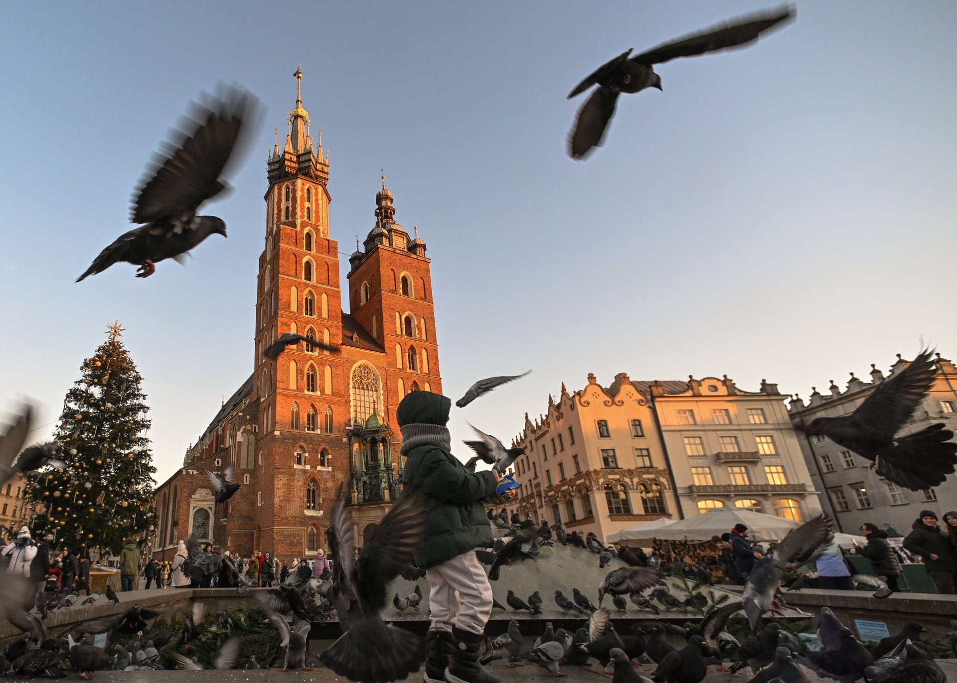 Die Krakauer Altstadt mit Marienkirche: Der Stadtkern wird durch den Planty-Park begrenzt, der wie ein grüner Ring um die Stadtmitte führt.