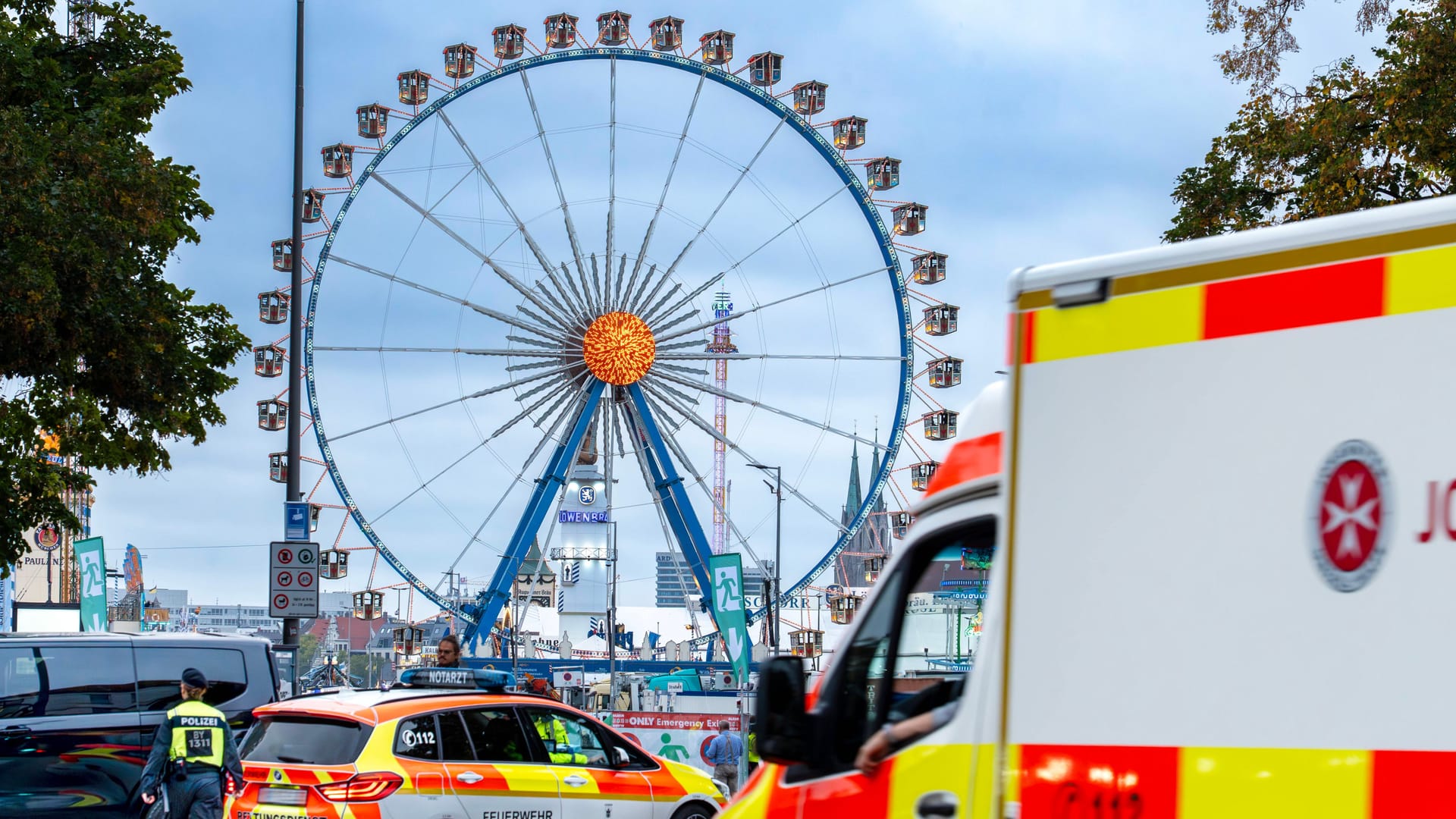Rettungsdienstfahrzeuge vor dem Riesenrad der Wiesn (Archivbild): Für den Mitarbeiter eines Schaustellerbetriebs kam jede Hilfe zu spät. Rettungsdienstfahrzeuge vor dem Riesenrad der Wiesn (Archivbild): Für den Mitarbeiter eines Schaustellerbetriebs kam jede Hilfe zu spät.
