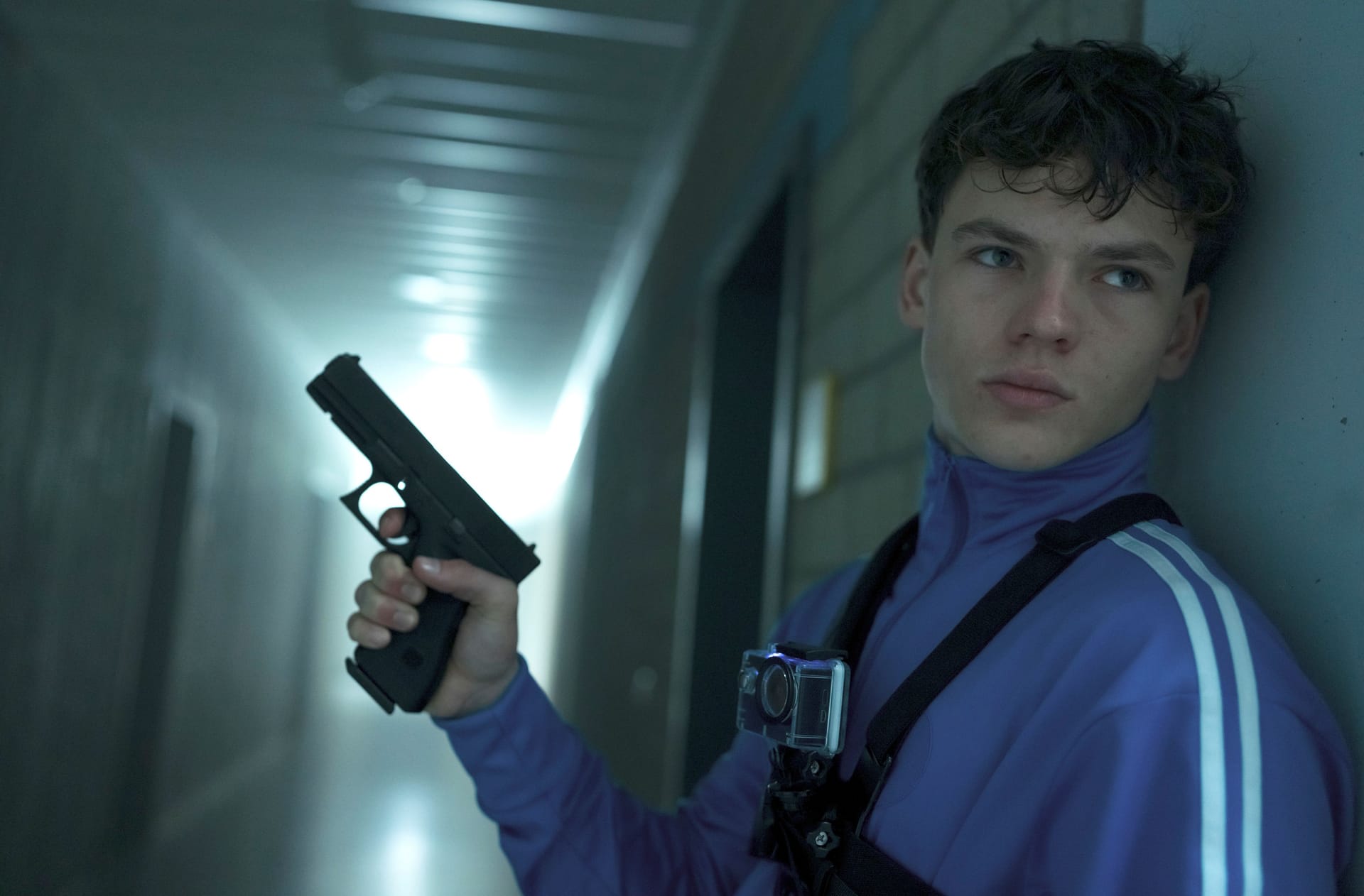 Der Täter: Jeremy (Mikke Rasch) sieht die Polizisten, die sich vor dem Haupteingang formieren.