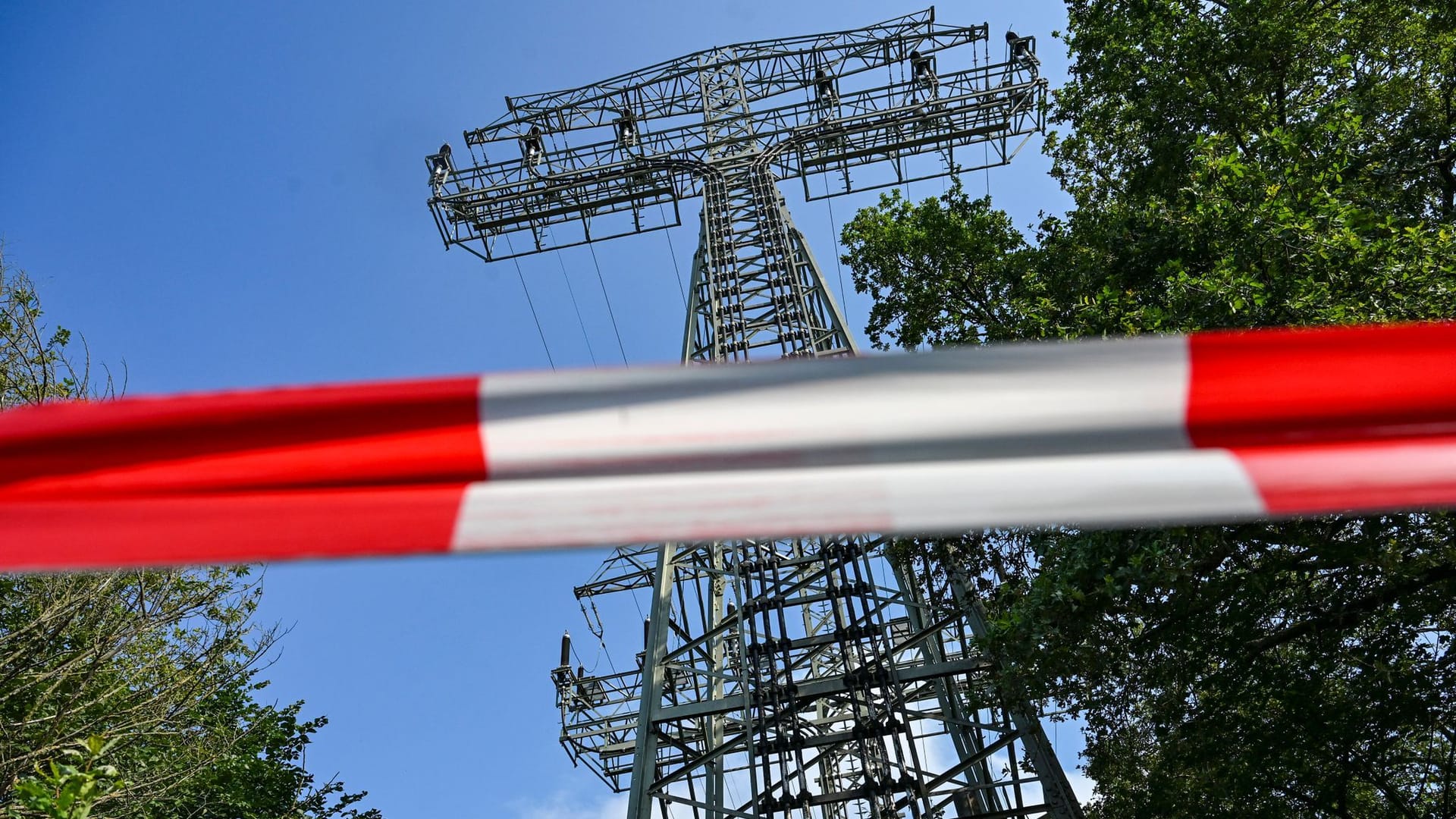 Der beschädigte Strommast im Königsheideweg am Mittwoch: Ein mutmaßlich linksextremistischer Brandanschlag hatte 50.000 Haushalte von der Versorgung mit Elektrizität abgeschnitten. Der beschädigte Strommast im Königsheideweg am Mittwoch: Ein mutmaßlich linksextremistischer Brandanschlag hatte 50.000 Haushalte von der Versorgung mit Elektrizität abgeschnitten.
