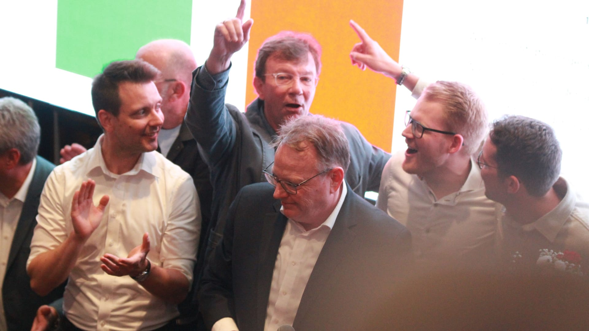 SPD-Oberbürgermeister Torsten Burmester lässt sich feiern: Am Sonntag setzte er sich gegen die Grünen-Kandidatin Berîvan Aymaz durch.