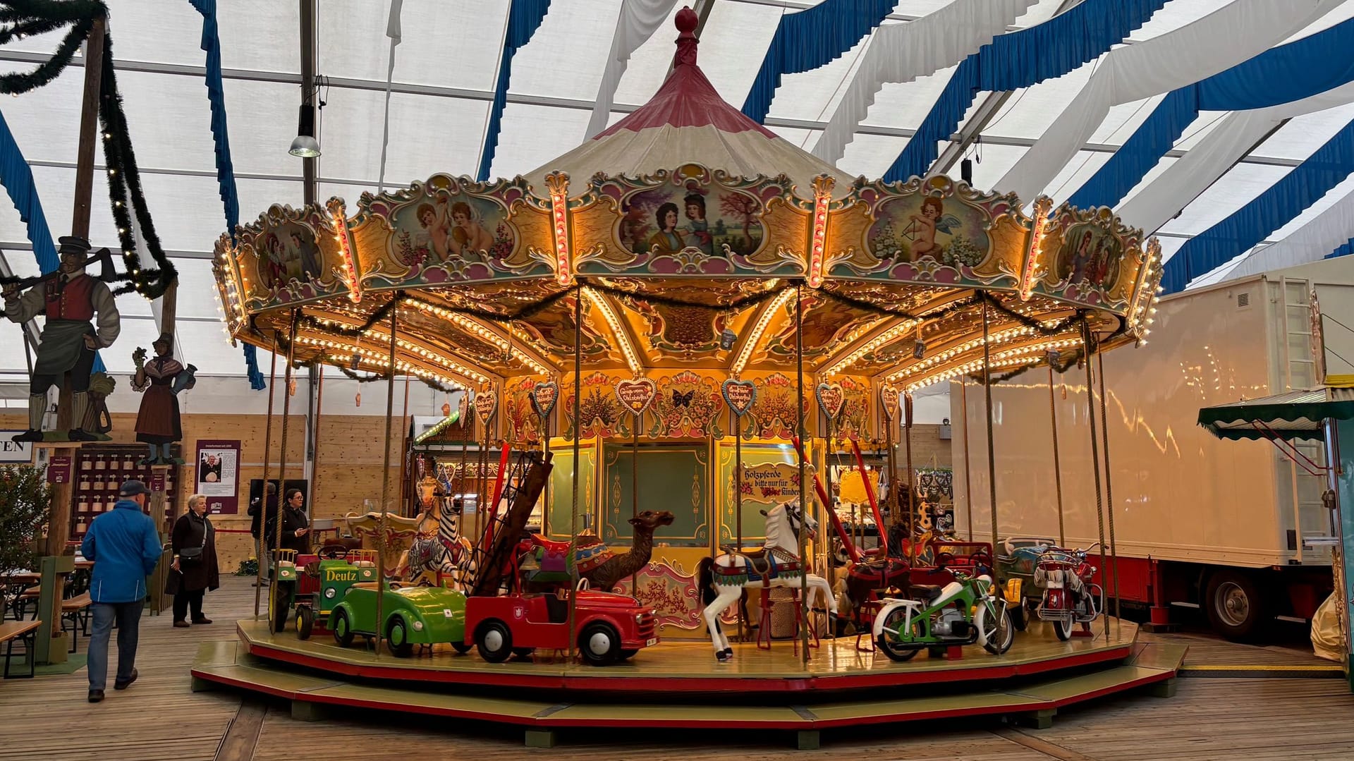 Eine Fahrt mit dem historischen Karussel im Museumszelt kostet 1,50 Euro. Eine Fahrt mit dem historischen Karussel im Museumszelt kostet 1,50 Euro.