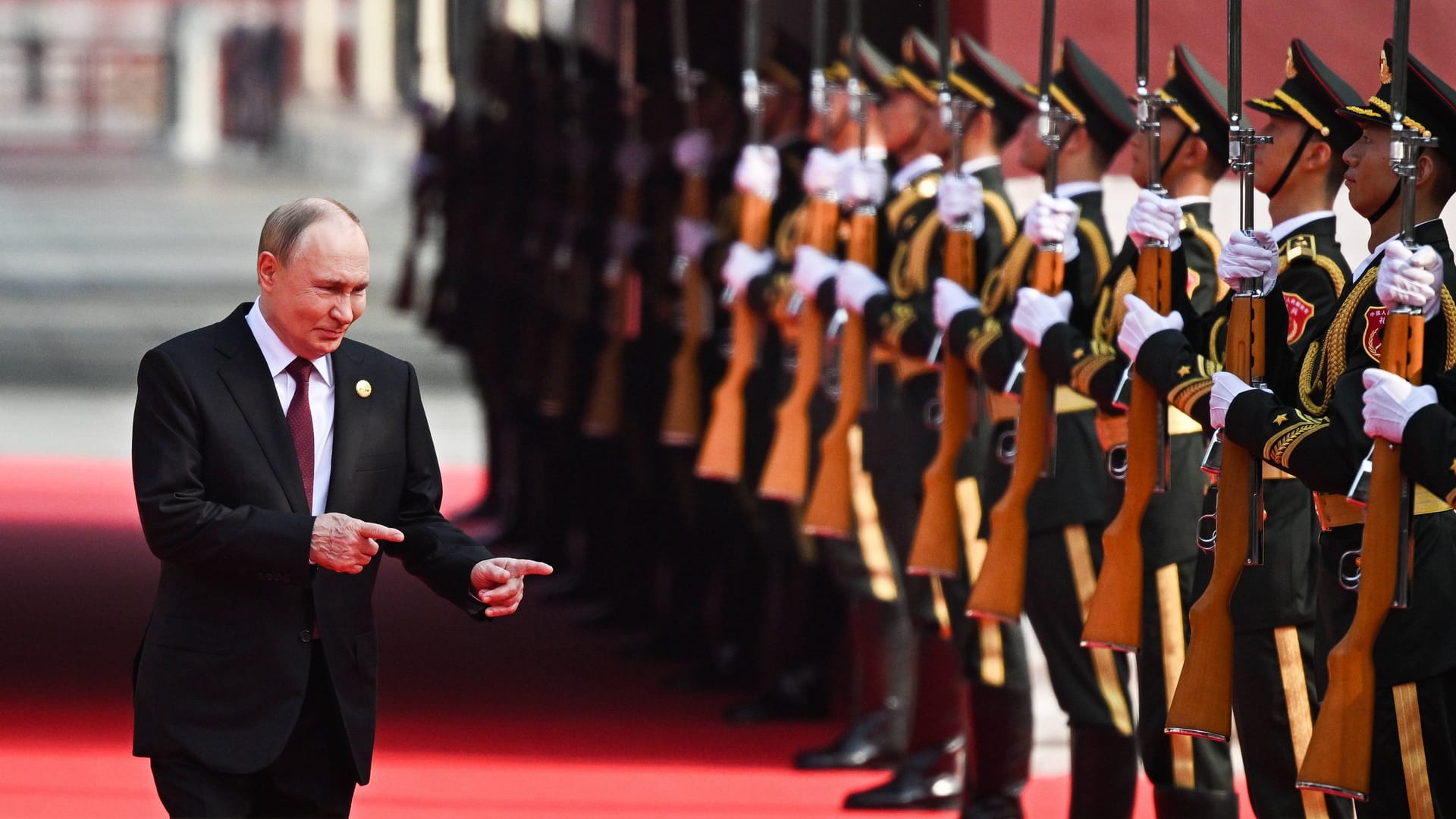 Wladimir Putin bei einem Besuch in China: Der Kreml-Chef genießt es im Zentrum der Weltaufmerksamkeit zu stehen, sagt Journalist Michail Rubin. Wladimir Putin bei einem Besuch in China: Der Kreml-Chef genießt es im Zentrum der Weltaufmerksamkeit zu stehen, sagt Journalist Michail Rubin.