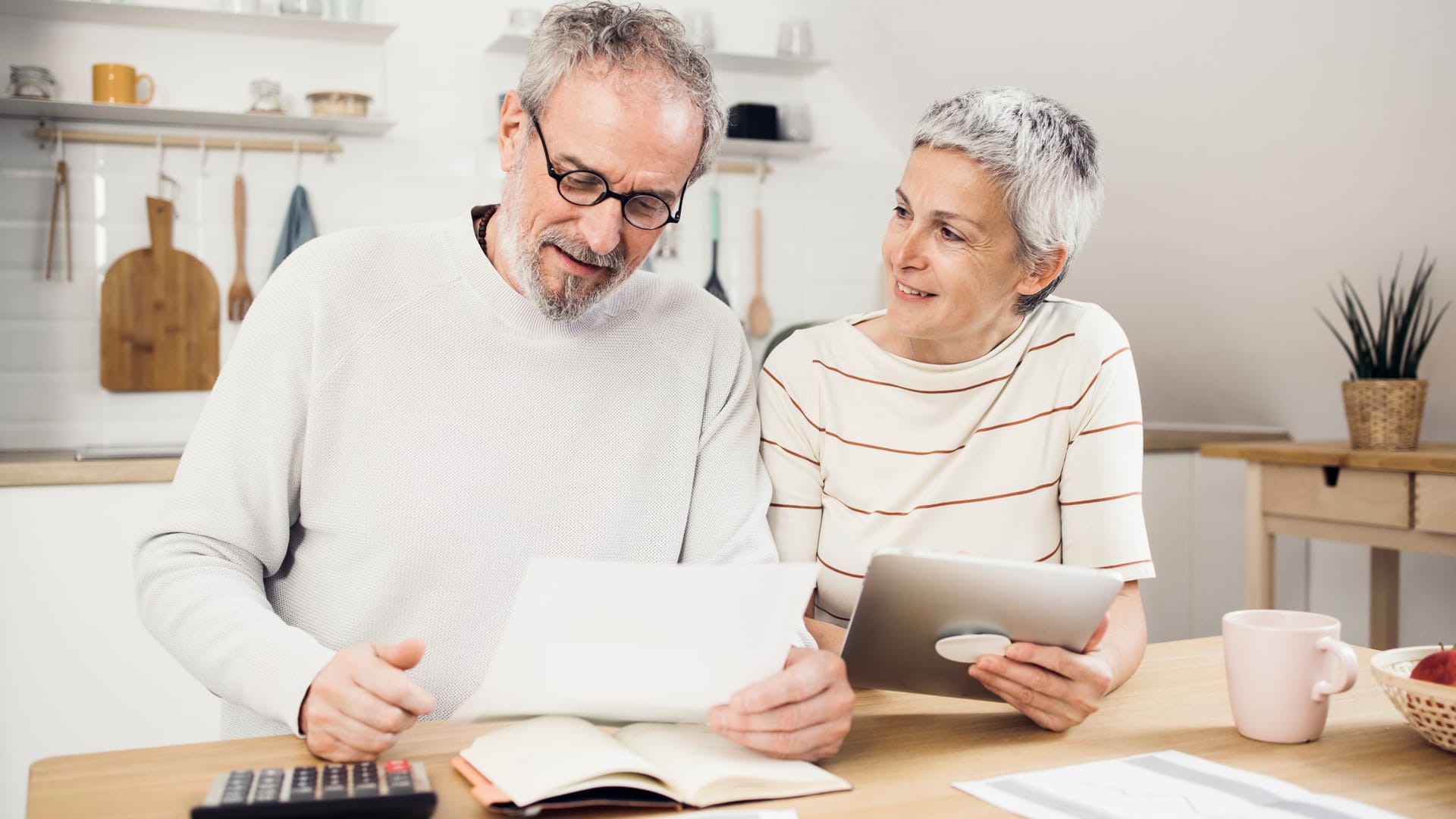 Paar in den 50ern checken ihre private Riester-Vorsorge