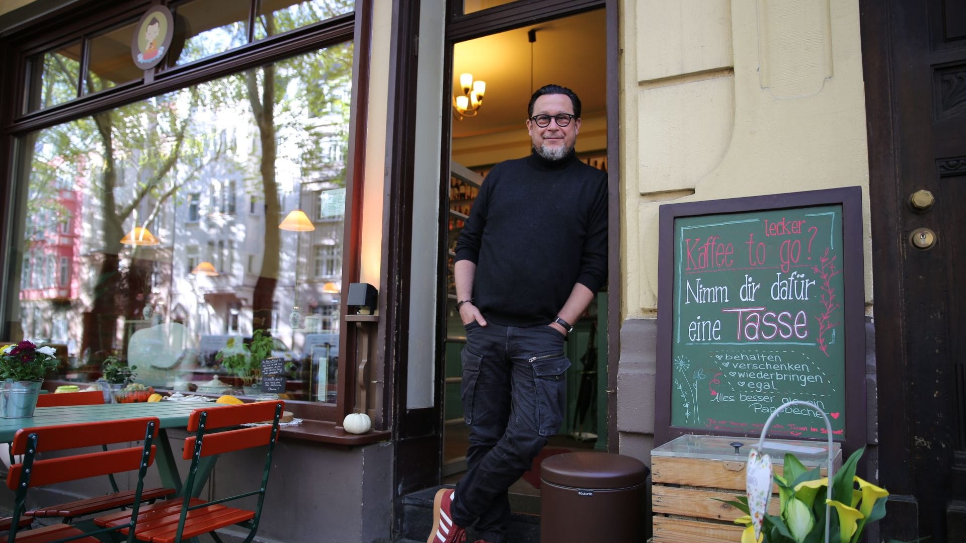 Michael Hamacher vor seinem Café Elefant im Kölner Agnesviertel: Er hat mit seinem Facebookbeitrag eine Debatte ausgelöst.