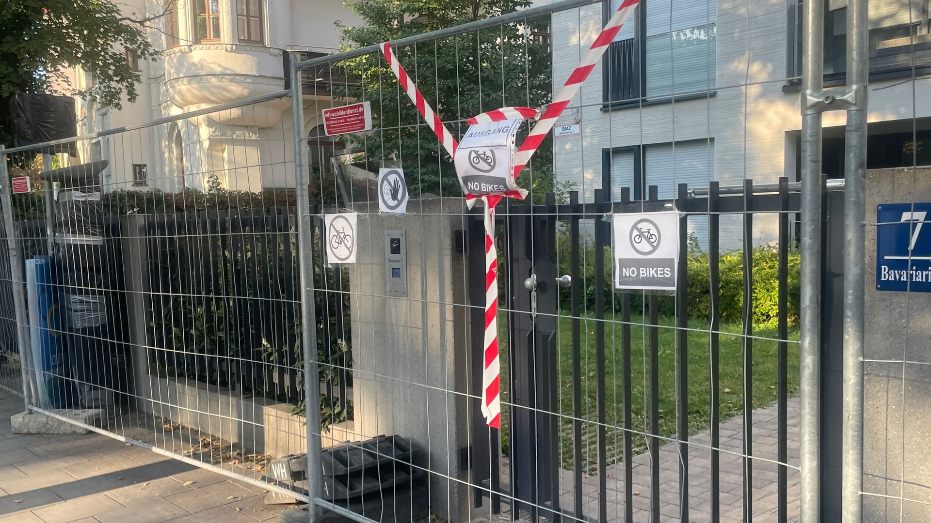 Bauzaun gegen Wiesnbesucher: Rund um die Theresienwiese haben viele Anwohner vorübergehende Schutzmaßnahmen ergriffen. Bauzaun gegen Wiesnbesucher: Rund um die Theresienwiese haben viele Anwohner vorübergehende Schutzmaßnahmen ergriffen.