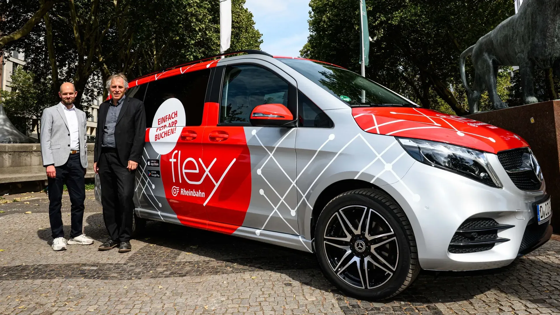 Christian Finke, Bereichsleiter Betrieb der Rheinbahn, freut sich zusammen mit Mobilitäts- und Umweltdezernent Jochen Kral über die flexy-Erweiterung.