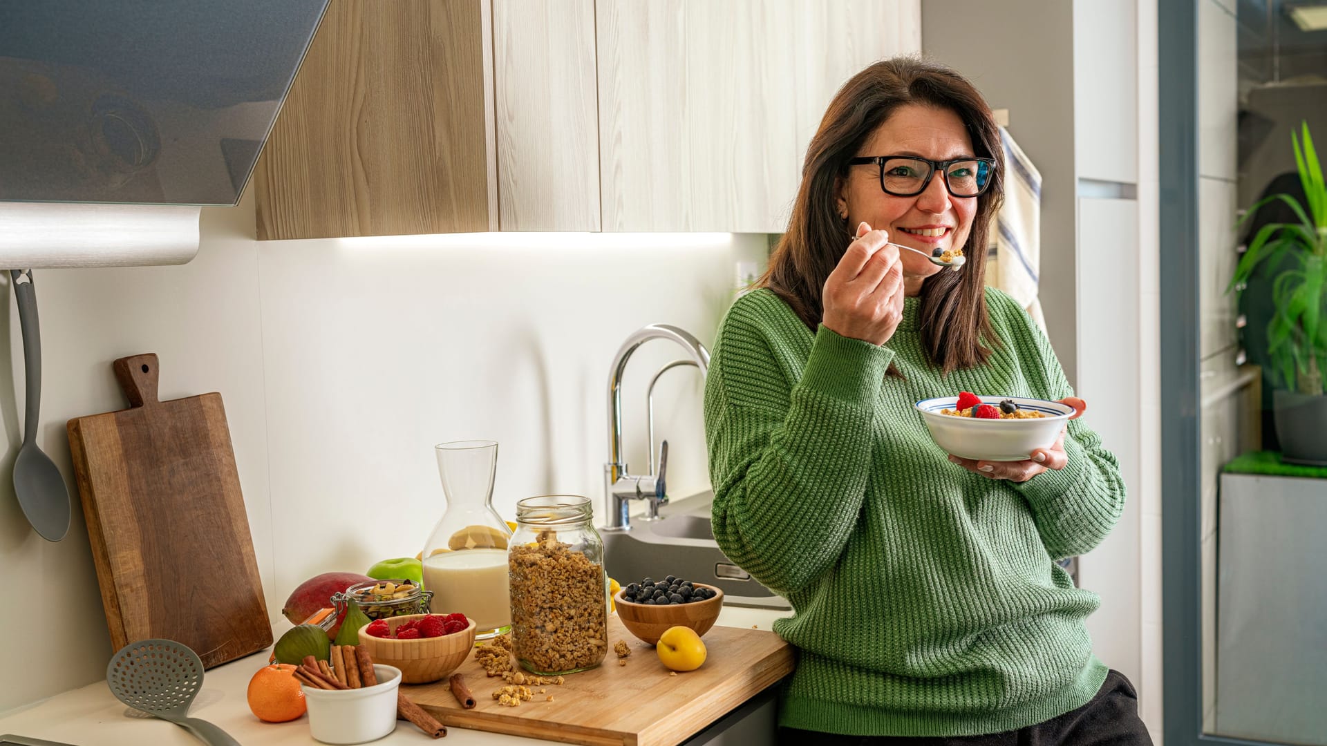 Ein Müsli mit Früchten: Ein ausgewogenes Frühstück schützt vor Blutzuckerspitzen und Heißhunger. Ein Müsli mit Früchten: Ein ausgewogenes Frühstück schützt vor Blutzuckerspitzen und Heißhunger.