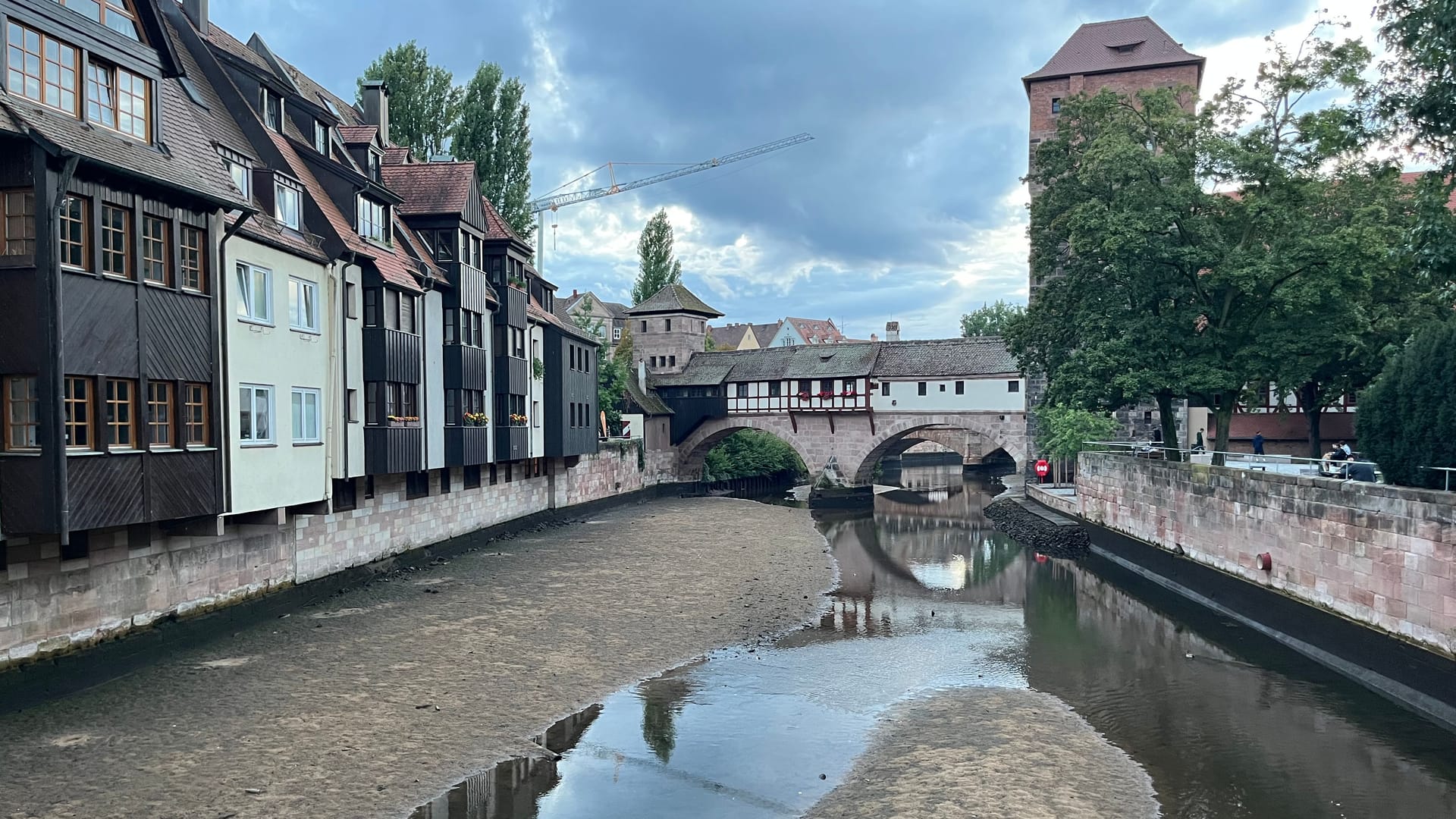 Der nördliche Arm der Pegnitz mit der Henkerbrücke im Hintergrund: Die Pegnitz gleicht hier gerade einem Rinnsaal.