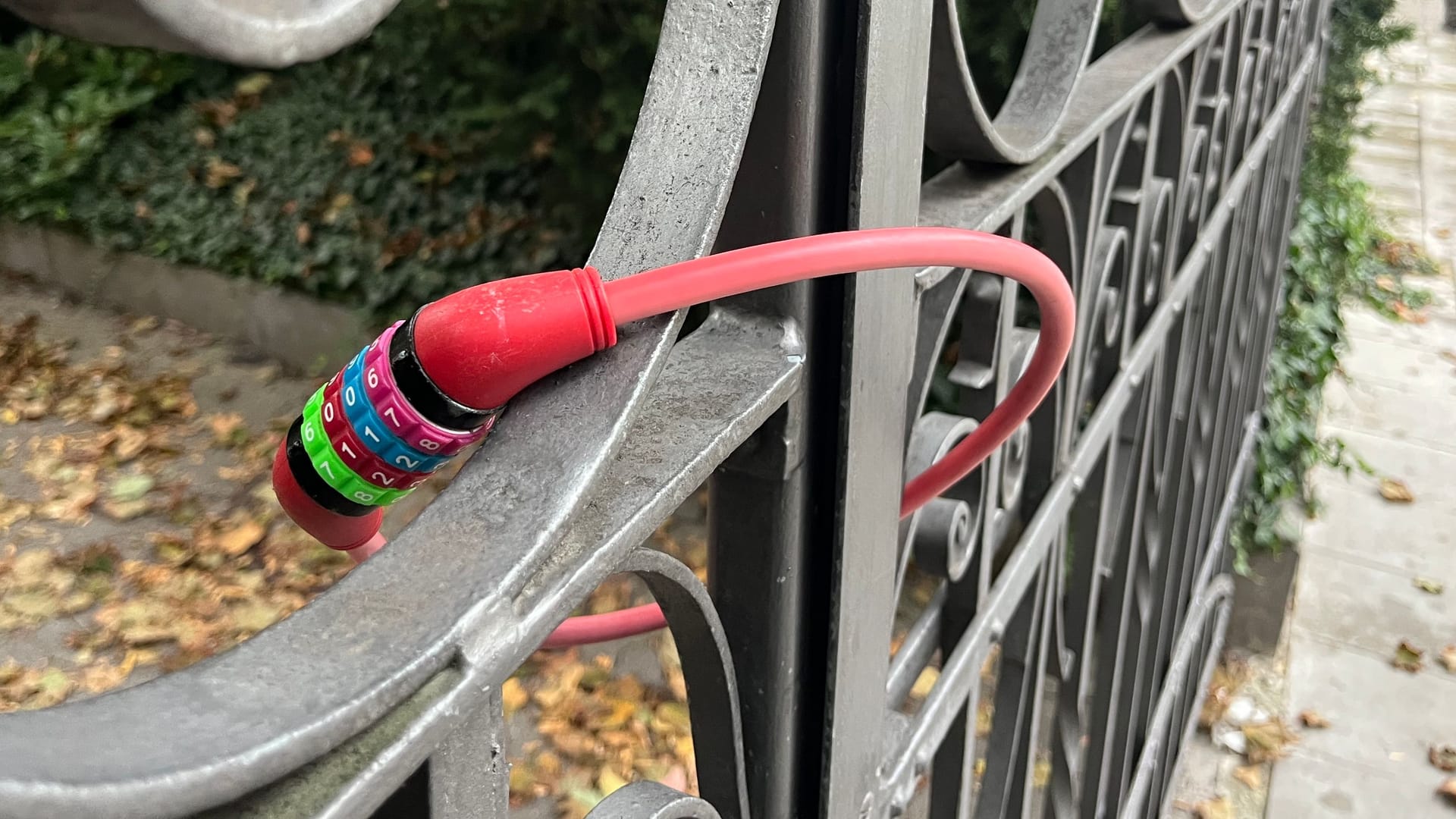 Mit diesem Schloss versuchen Anwohner, ihren Hof zu schützen: Vorher hatten sie schon die Hinterlassenschaften der Betrunkenen direkt vor der Haustür. Mit diesem Schloss versuchen Anwohner, ihren Hof zu schützen: Vorher hatten sie schon die Hinterlassenschaften der Betrunkenen direkt vor der Haustür.