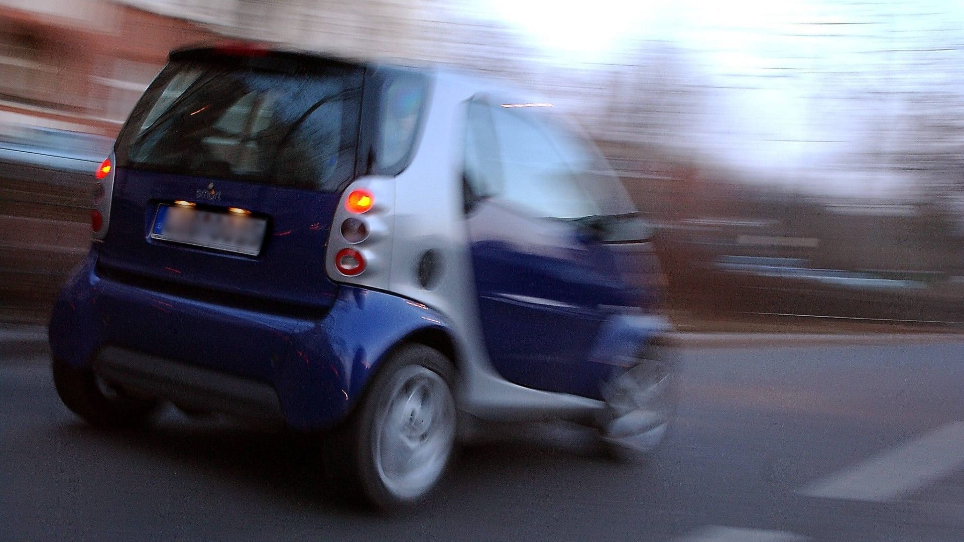 Smart fährt durch die Stadt (Symbolbild): Der Fahrer des Wagens verursachte mehrere Unfälle.