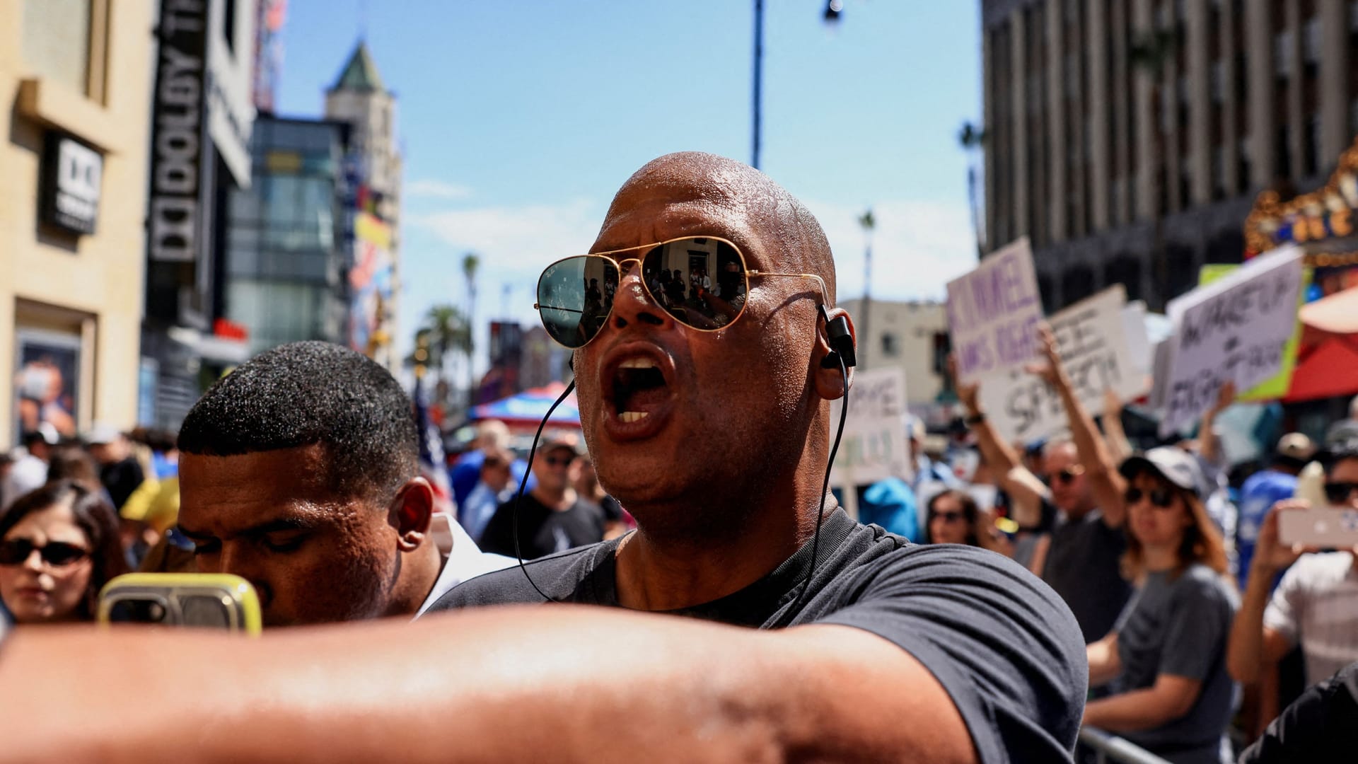 Vor dem Dolby Theatre auf dem Hollywood Boulevard in Los Angeles kam es am Dienstag zu Protesten für und gegen die Show von Kimmel. Vor dem Dolby Theatre auf dem Hollywood Boulevard in Los Angeles kam es am Dienstag zu Protesten für und gegen die Show von Kimmel.