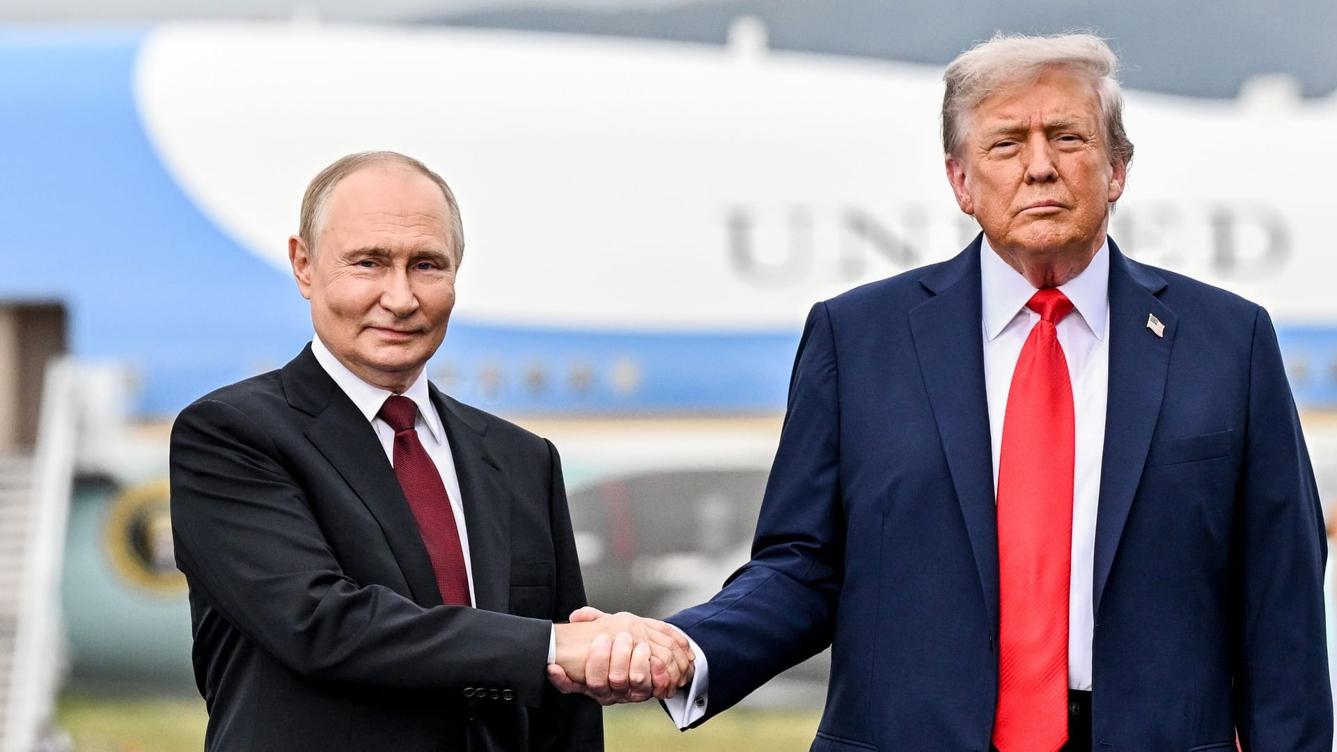Wladimir Putin und Donald Trump in Alaska: Der US-Präsident könnte den Friedensnobelpreis anstreben, sagt Gesine Dornblüth. Wladimir Putin und Donald Trump in Alaska: Der US-Präsident könnte den Friedensnobelpreis anstreben, sagt Gesine Dornblüth.