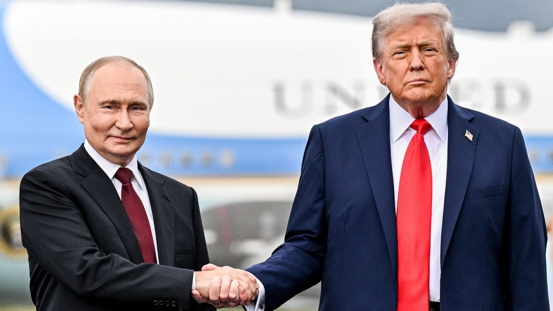 Wladimir Putin und Donald Trump in Alaska: Der US-Präsident könnte auf den Friedensnobelpreis aus sein, sagt Gesine Dornblüth. Wladimir Putin und Donald Trump in Alaska: Der US-Präsident könnte auf den Friedensnobelpreis aus sein, sagt Gesine Dornblüth.