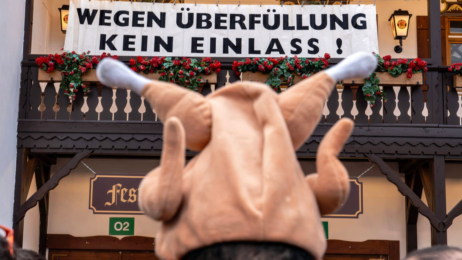 Ein Pärchen machte es sich für das Liebesspiel in einem Hendl-Müllcontainer gemütlich (Symbolbild).