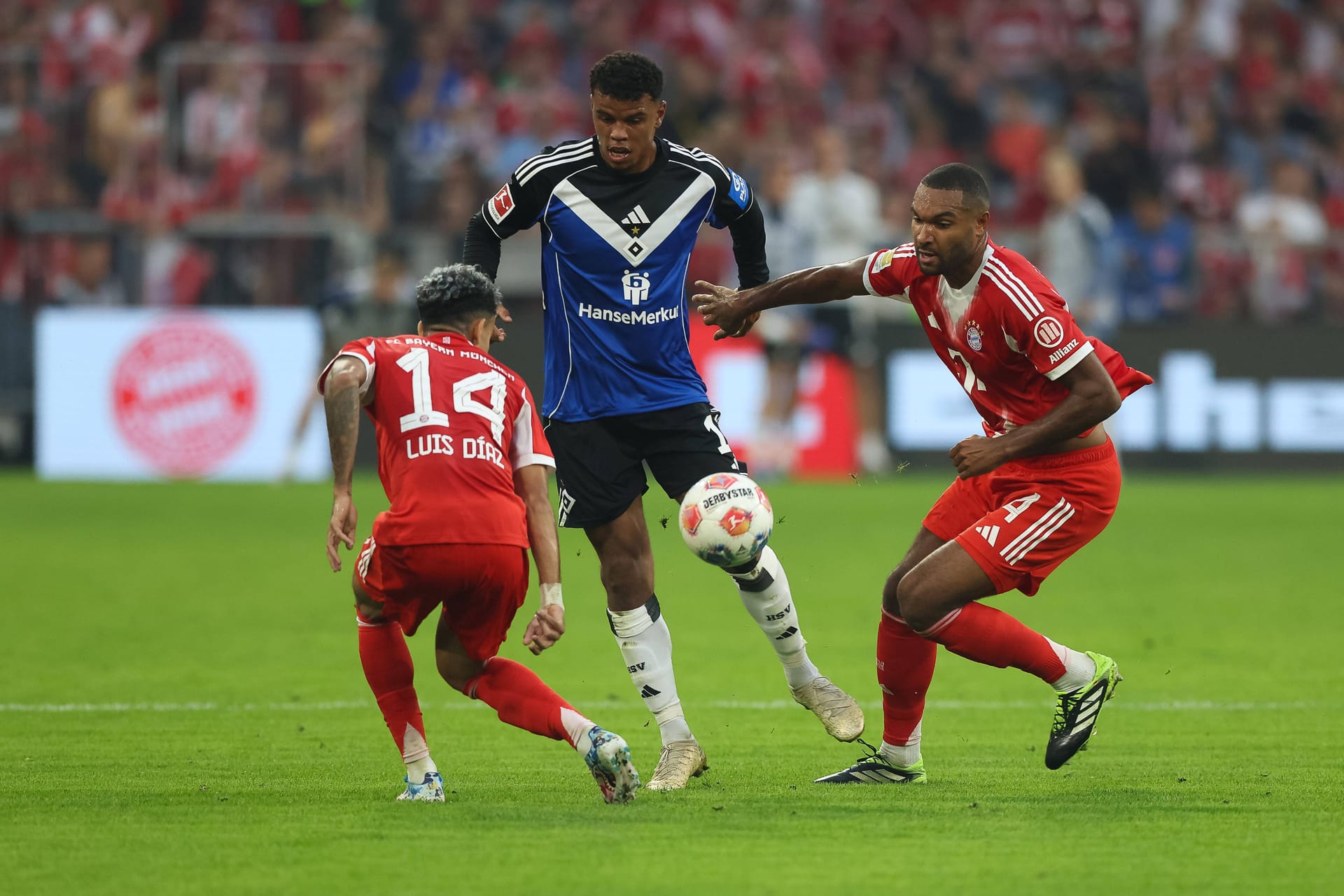 Jonathan Tah: Bekam nicht allzu viel zu tun. Wenn doch, verteidigte er aggressiv und eng am Gegenspieler. Machte keine Fehler. Note 2