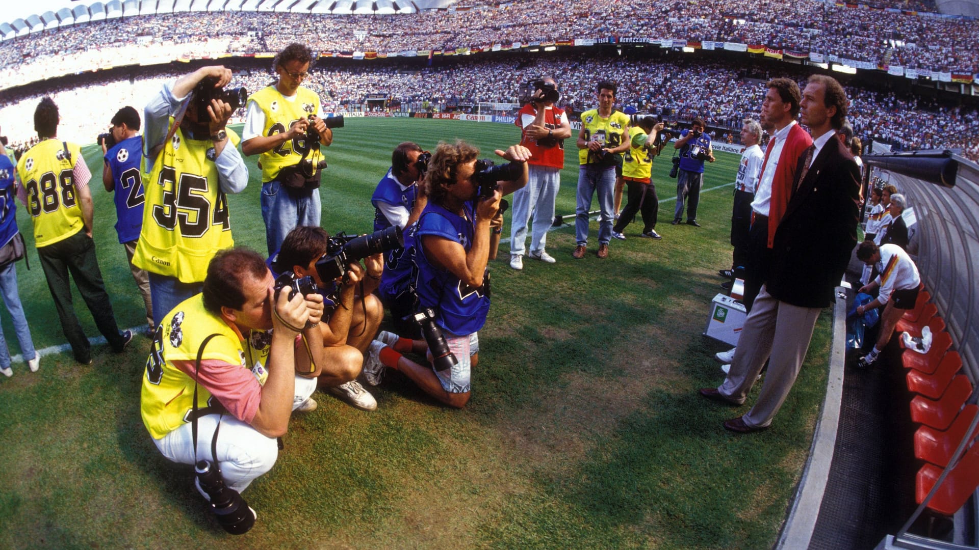 Franz Beckenbauer (r.) und sein Assistent Holger Osieck werden vor dem WM-Viertelfinale 1990 in Mailand von Fotografen abgelichtet. Franz Beckenbauer (r.) und sein Assistent Holger Osieck werden vor dem WM-Viertelfinale 1990 in Mailand von Fotografen abgelichtet.