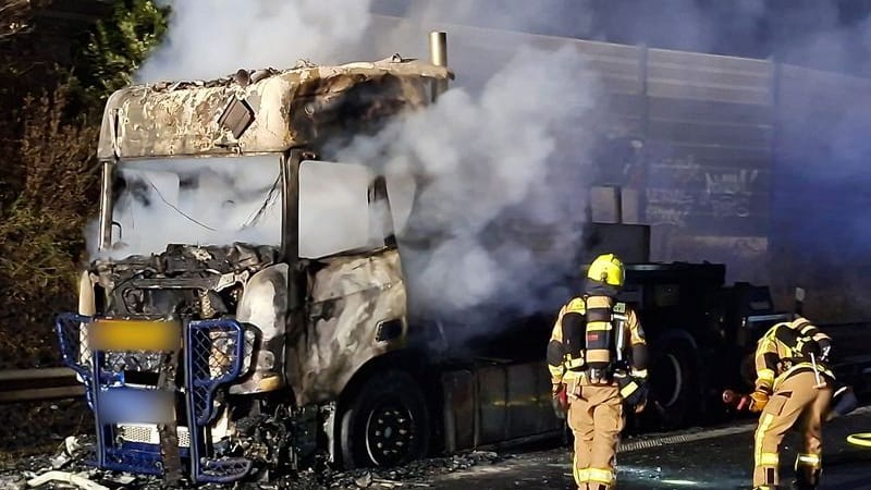 Einsatzkräfte der Feuerwehr löschen einen brennenden Lastwagen auf der A28 zwischen Delmenhorst und Dreieck Stuhr: Die Fahrbahn in Richtung Bremen war in der Nacht gesperrt. Einsatzkräfte der Feuerwehr löschen einen brennenden Lastwagen auf der A28 zwischen Delmenhorst und Dreieck Stuhr: Die Fahrbahn in Richtung Bremen war in der Nacht gesperrt.