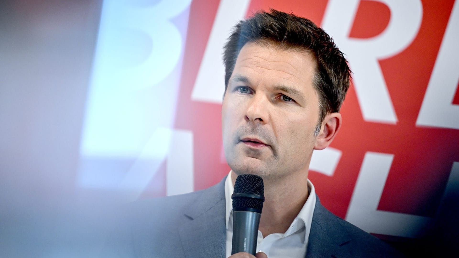 Steffen Krach spricht während einer Pressekonferenz: Krach wird als Spitzenkandidat der SPD für die Berlin-Wahl im kommenden Jahr vorgestellt.