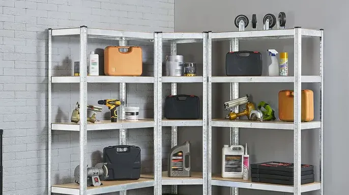 Bei Juskys ist das Schwerlastregal im 3er-Set erhältlich. Bei Juskys ist das Schwerlastregal im 3er-Set erhältlich.