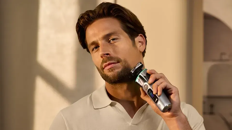 Der Rasierer Philips i9000 misst mit seinen Sensoren die Bartdichte, passt die Schnittleistung an und kann sogar per App Tipps geben. Der Rasierer Philips i9000 misst mit seinen Sensoren die Bartdichte, passt die Schnittleistung an und kann sogar per App Tipps geben.