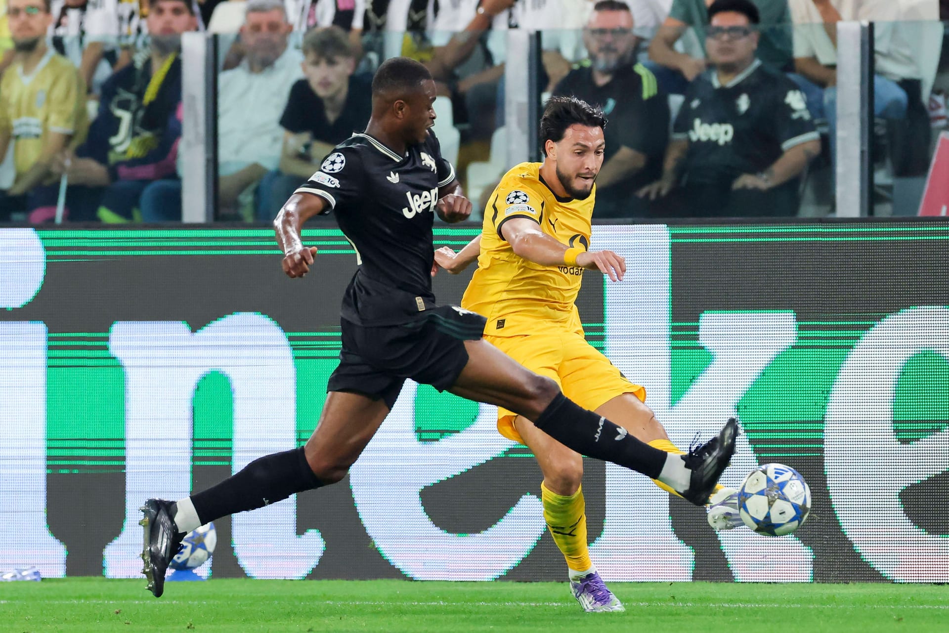 Ramy Bensebaini: Musste gleich mehrfach in letzter Sekunde dazwischengehen, unterband erst an der Mittellinie einen Konter (13.), klärte dann vor Yildiz zu einer Ecke (21.), beide Male mit höchstem Risiko. Auch im weiteren Verlauf höchst aufmerksam, spitzelte immer wieder den Ball weg, so auch vor Vlahovic (80.). Traf souverän per Elfmeter zum 4:2. Bitter, dass er mit einem Abspielfehler dann noch das 3:4 einleitete (90.+4). Note 3