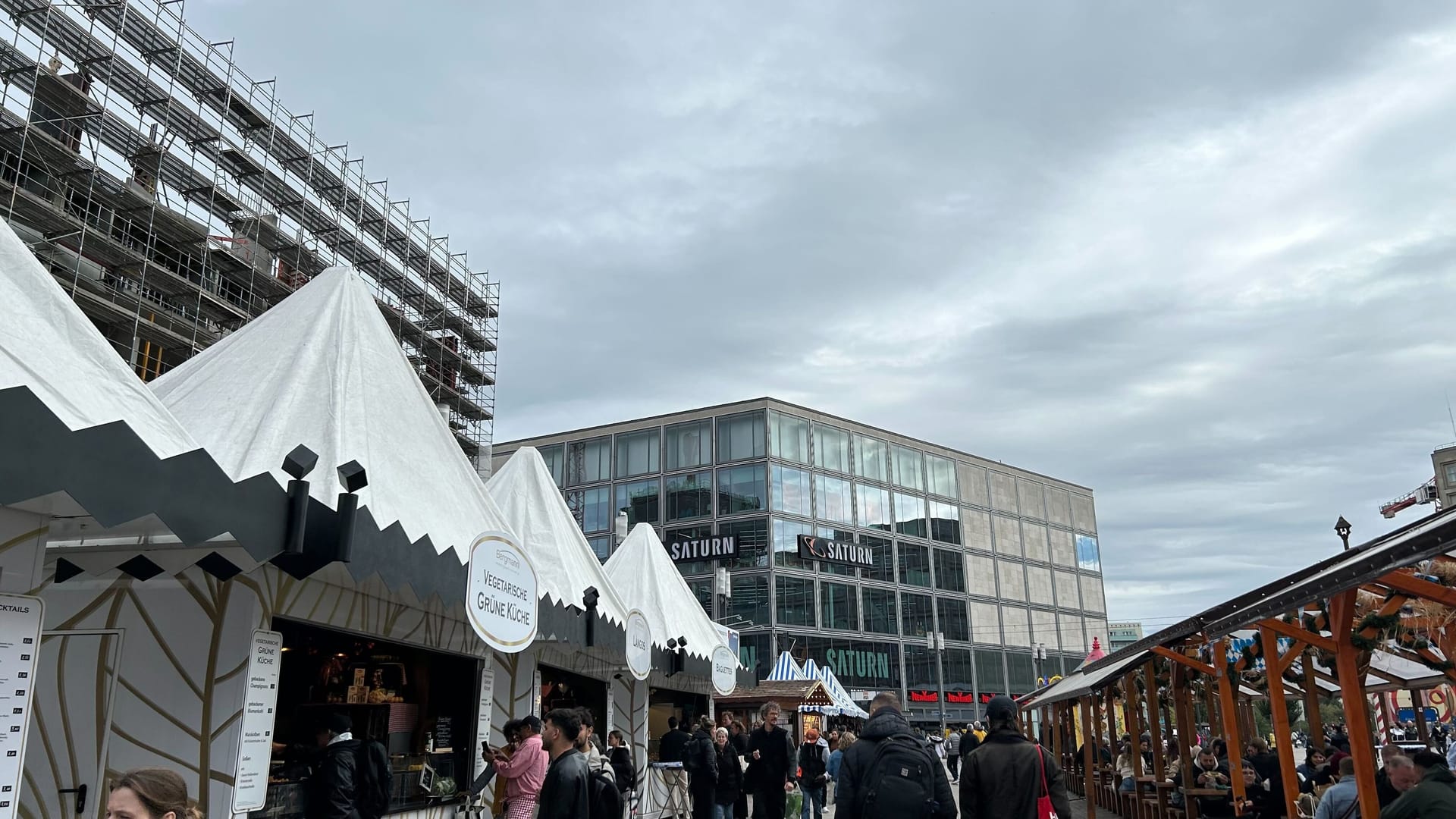Das Mini-Oktoberfest auf dem Alexanderplatz: Eine Maß ist etwas günstiger als beim Münchner Original. Das Mini-Oktoberfest auf dem Alexanderplatz: Eine Maß ist etwas günstiger als beim Münchner Original.