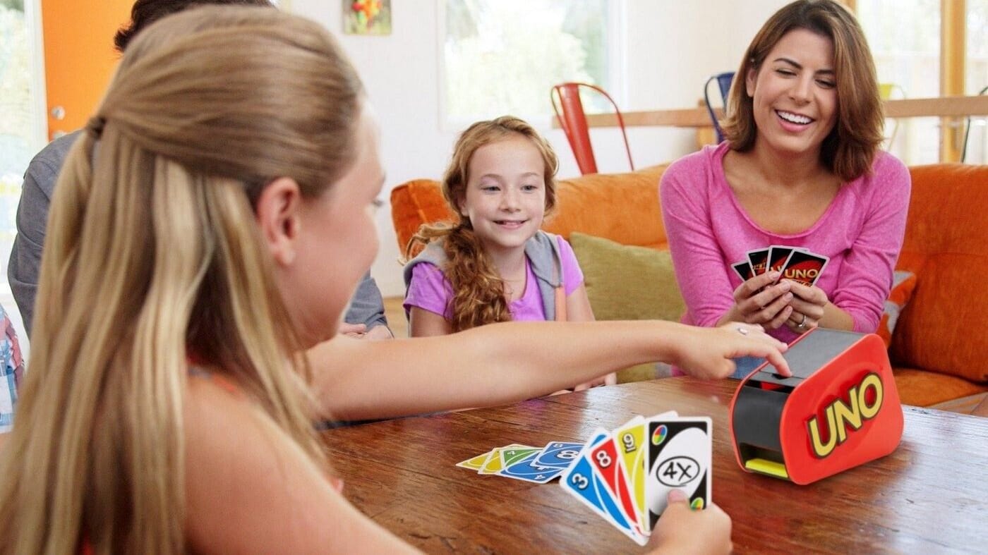 Uno Extreme: Überraschende Wendungen sind durch den automatischen Kartenwerfer garantiert.