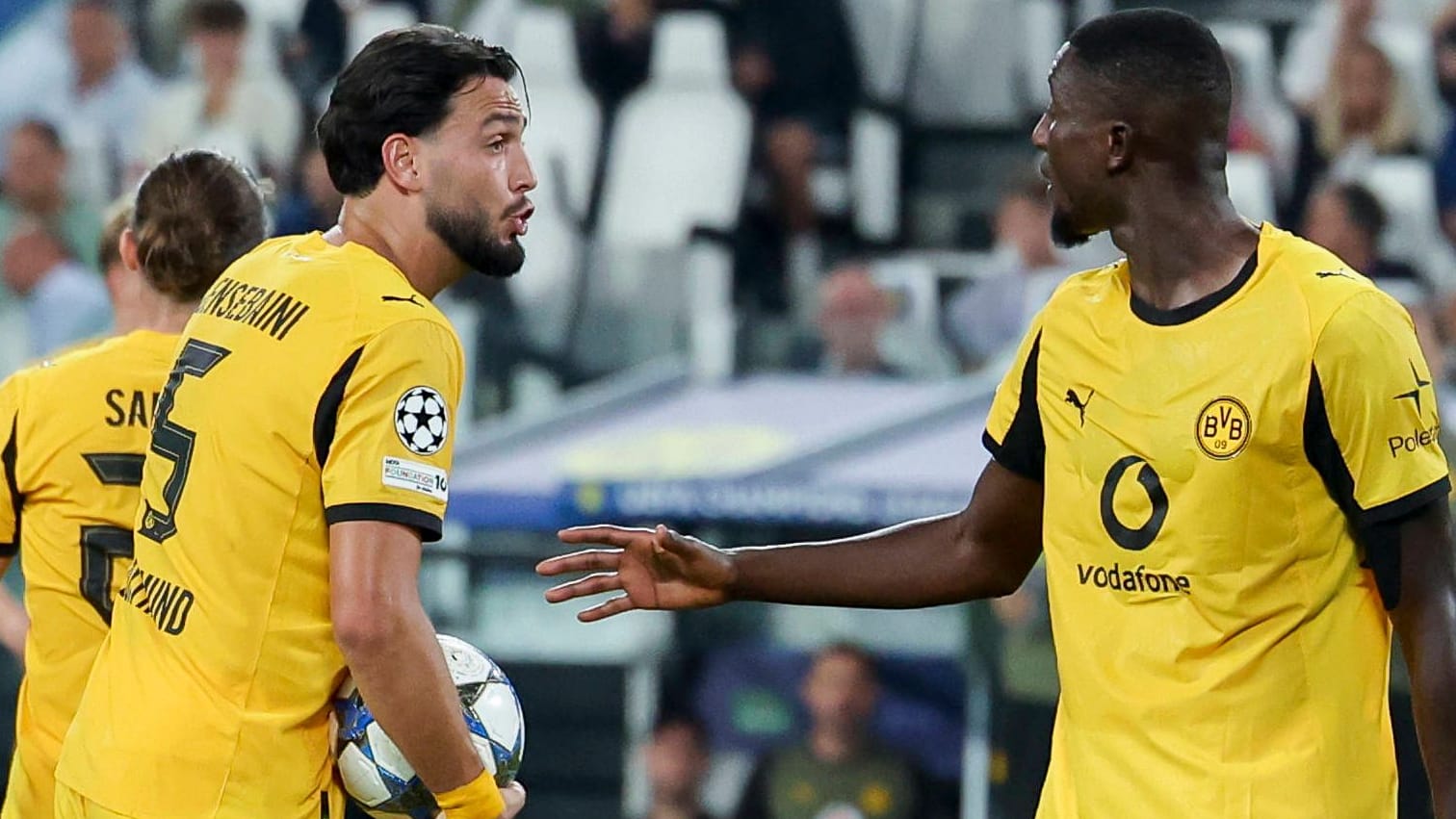 Meinungsverschiedenheit: Dortmunds Bensebaini (li.) und Guirassy vor dem Elfmeter. Meinungsverschiedenheit: Dortmunds Bensebaini (li.) und Guirassy vor dem Elfmeter.